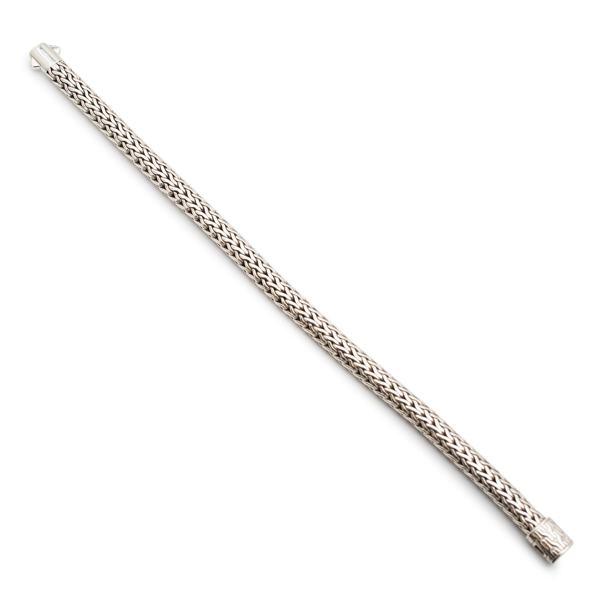 Marke: John Hardy 

Geschlecht: Männer

Metall Typ: 925 Sterling Silber

Länge: 8,50 Zoll

Breite: 7,46 mm

Gewicht: 45,40 Gramm
Mans Silberarmband. Das Metall wurde getestet und als 925 (STERLING) Silber bestimmt. Graviert mit 