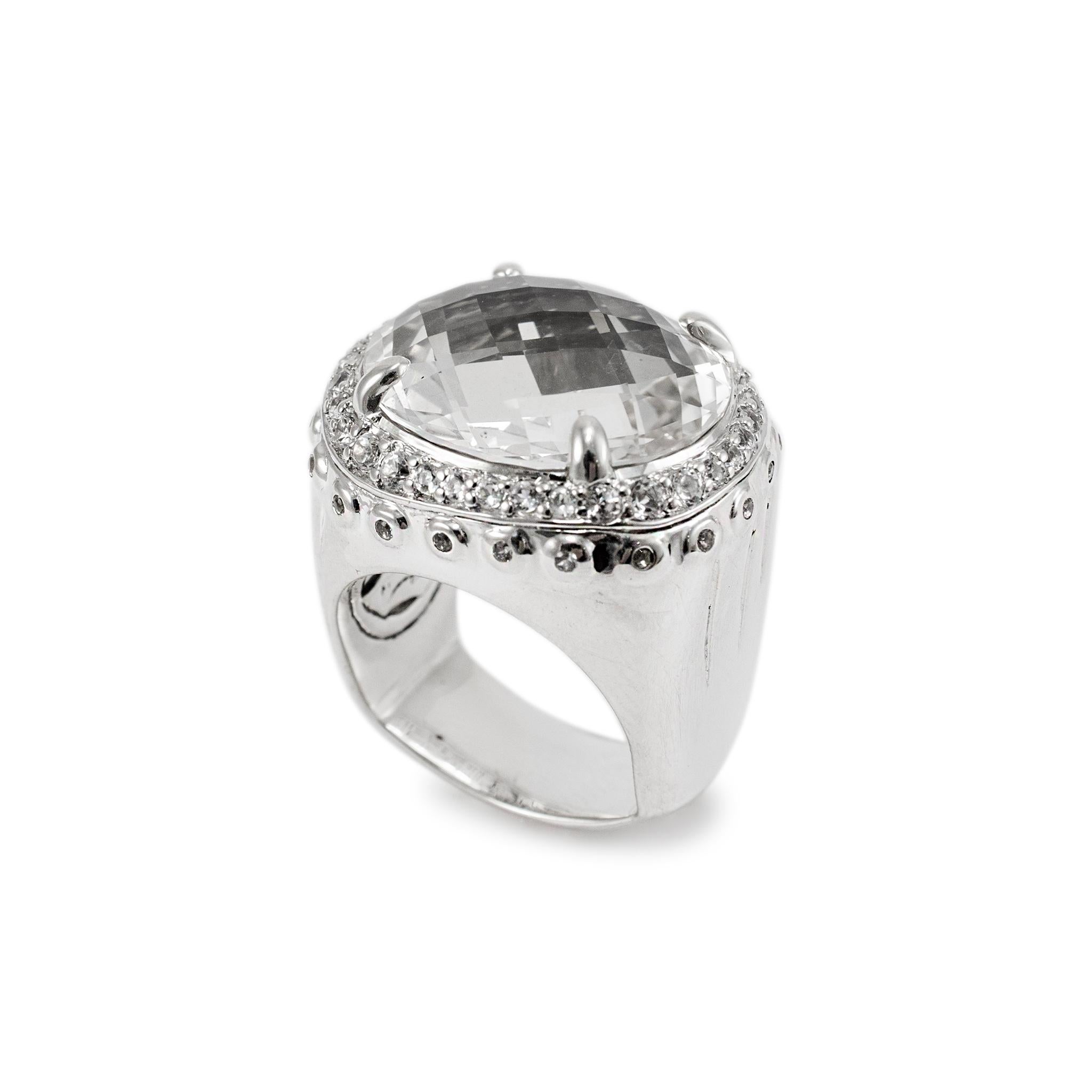 Marque : John Hardy

Type de métal : Argent Sterling 925

Taille de l'anneau : 7

Largeur : 22,05 mm se rétrécissant à 8,10 mm

Poids : 22.00 grammes

Une bague de cocktail en argent avec un halo de topaze blanche et un anneau de confort conique. Le
