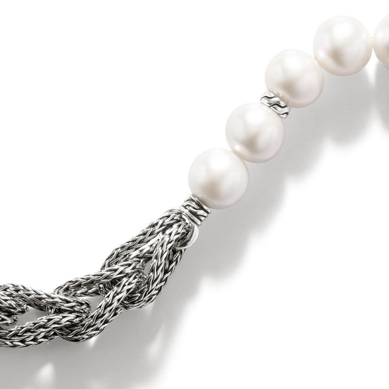 De grandes chaînes et des perles précieuses créent un contraste étonnant dans ce bracelet chic de John Hardy.

Collectional : Asli Classic Chain
Type de métal : Argent Sterling 925
Type de pierre : Nacre
Longueur du bracelet - Pouces : 6.75
Type de