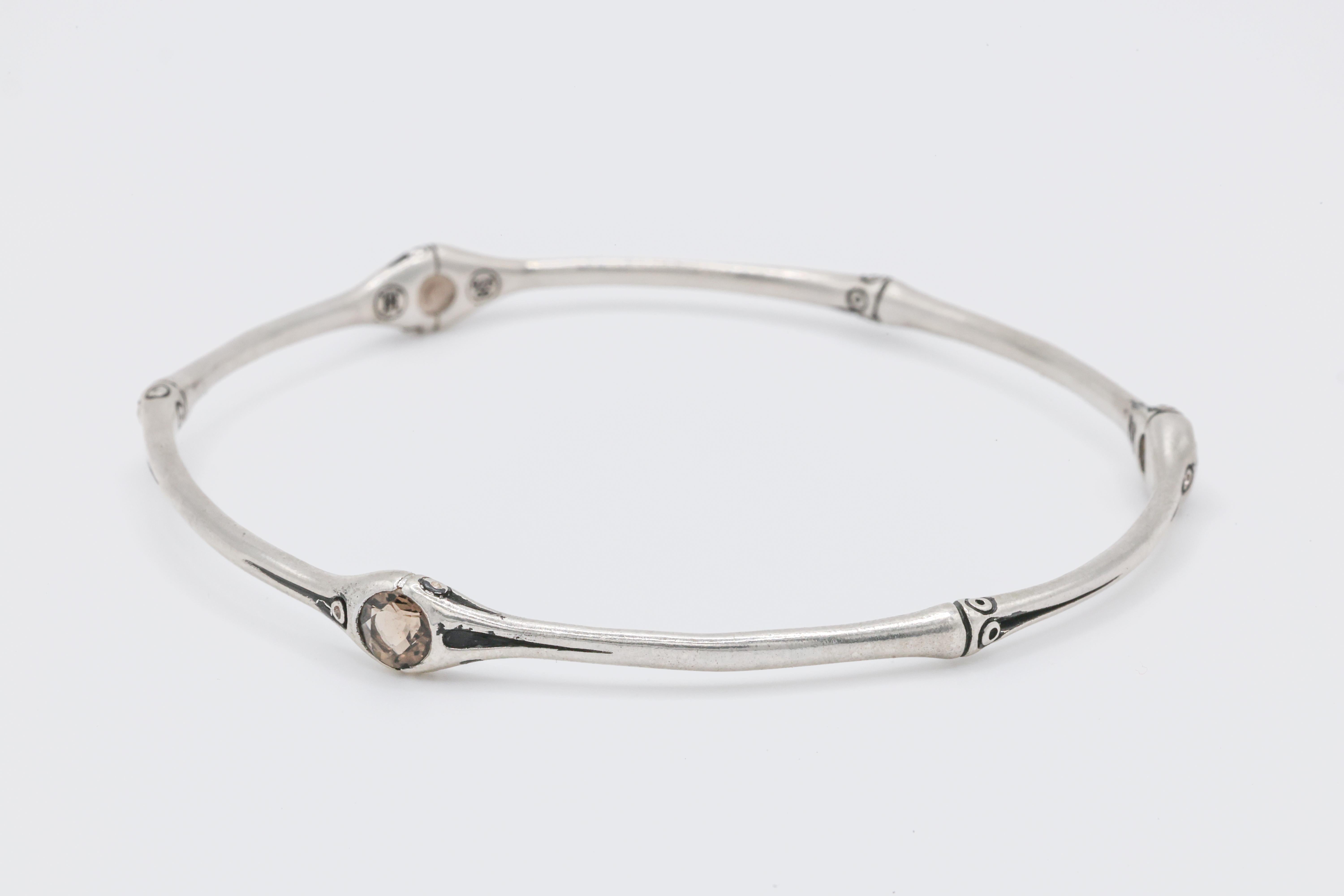 -Talla mediana 
-Plata de ley 
-3 Diamantes incluidos 