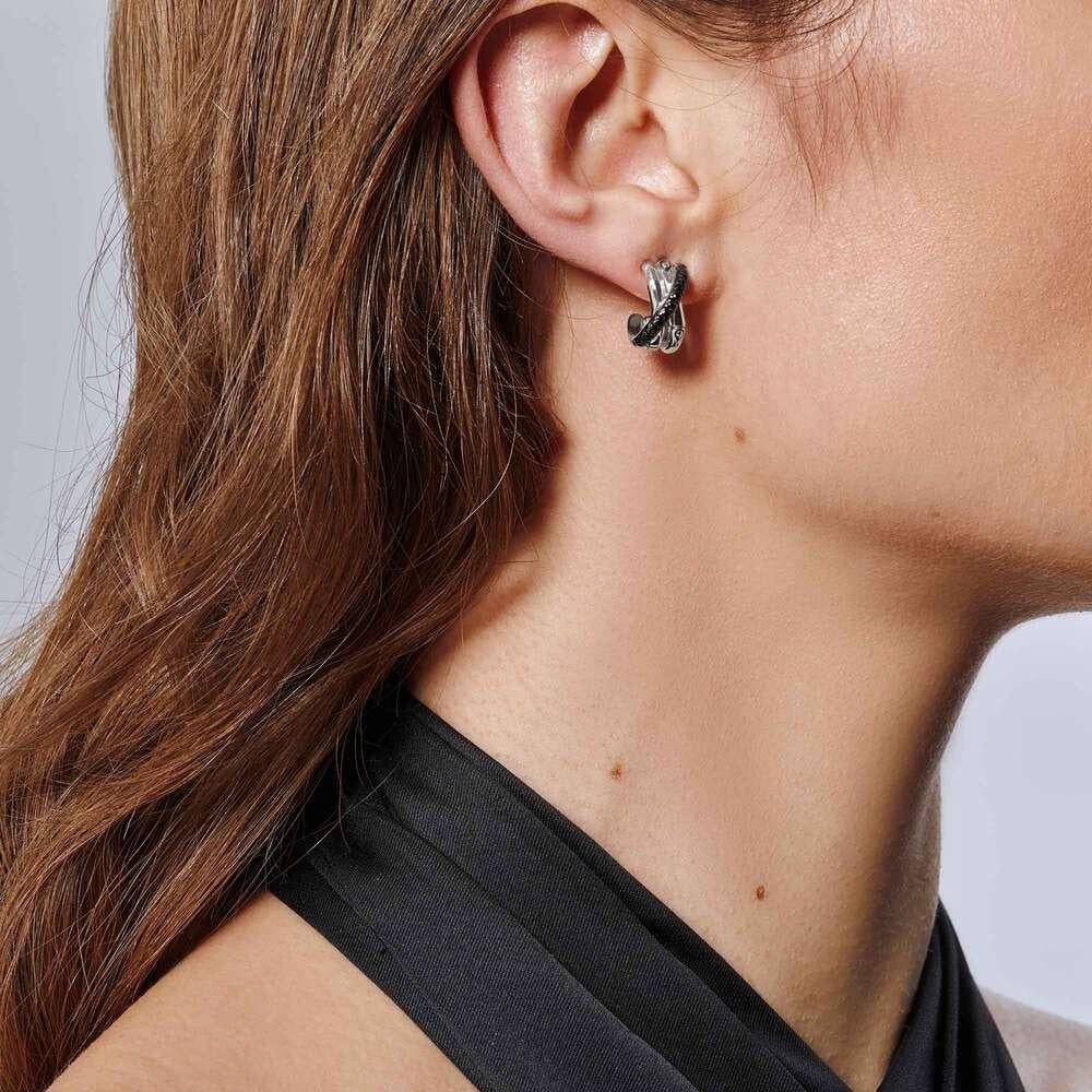 John Hardy Bamboo J Hoop Earring with Black Sapphire and Spinel.
Sterling Silver
Black Spinel
Parisian Black Sapphire
Earring measures 17mm x 6mm
Post Back
EBS59374BLSBN