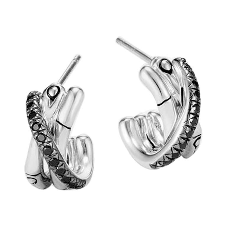 John Hardy Boucles d'oreilles en bambou J avec saphir noir et spinelle EBS59374BLSBN en vente