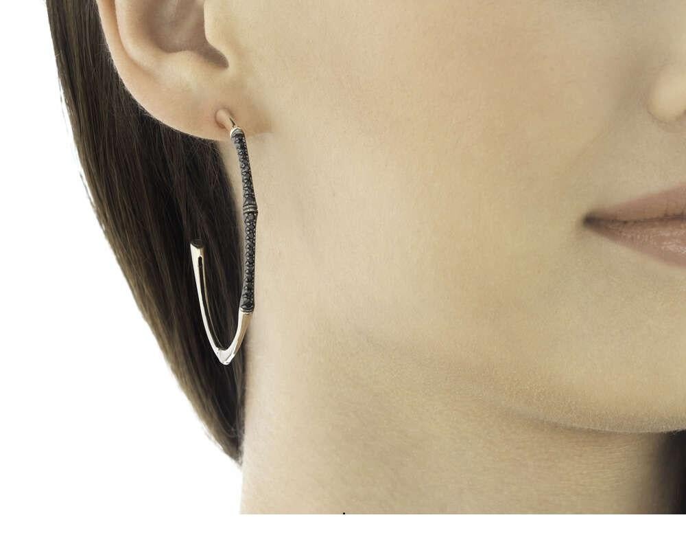 John Hardy Bamboo Large Hoop Earring with Black Sapphire.
Sterling Silver
Black Sapphire
Earring measures 40.5mm in diameter
Post Back
EBS57954BLS 