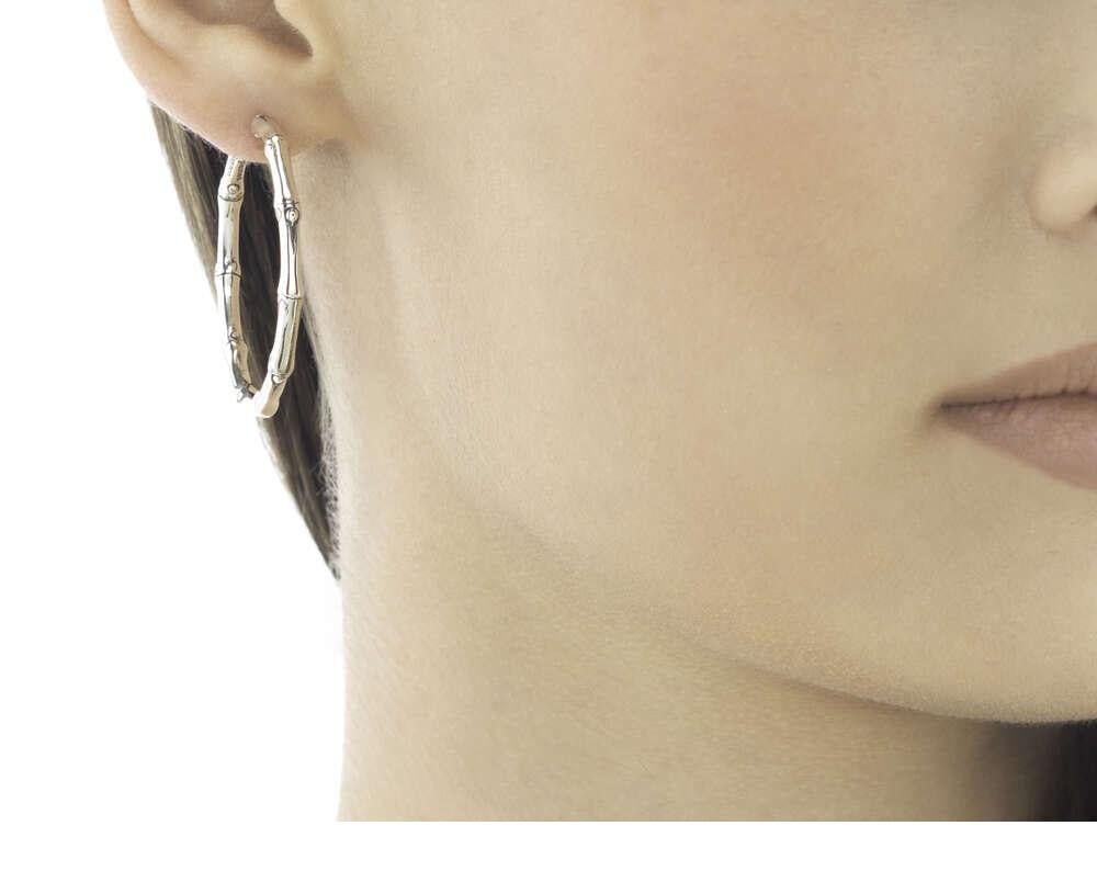 John Hardy Bamboo Medium Hoop Earring.
Sterling Silver
Earring measures 30.5mm in diameter
EB5433