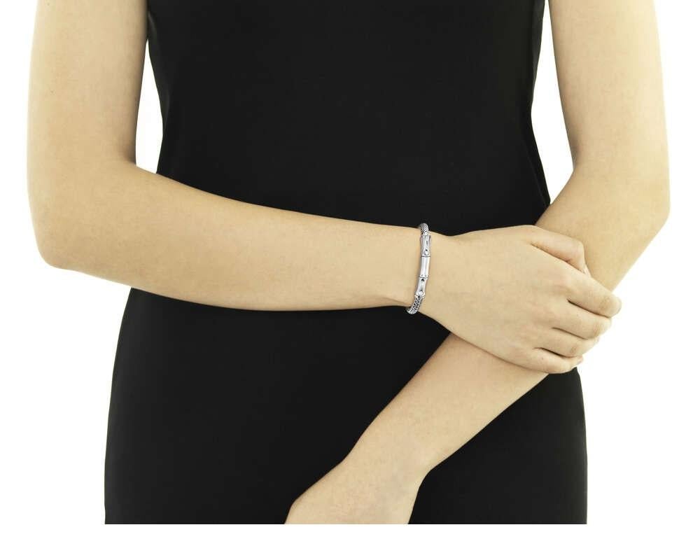 John Hardy Bamboo Silber Station Armband.
Sterlingsilber
Armband misst 4mm breit
Die Station ist 42 mm breit
Größe Medium
Druckknopf-Verschluss
BB95311
