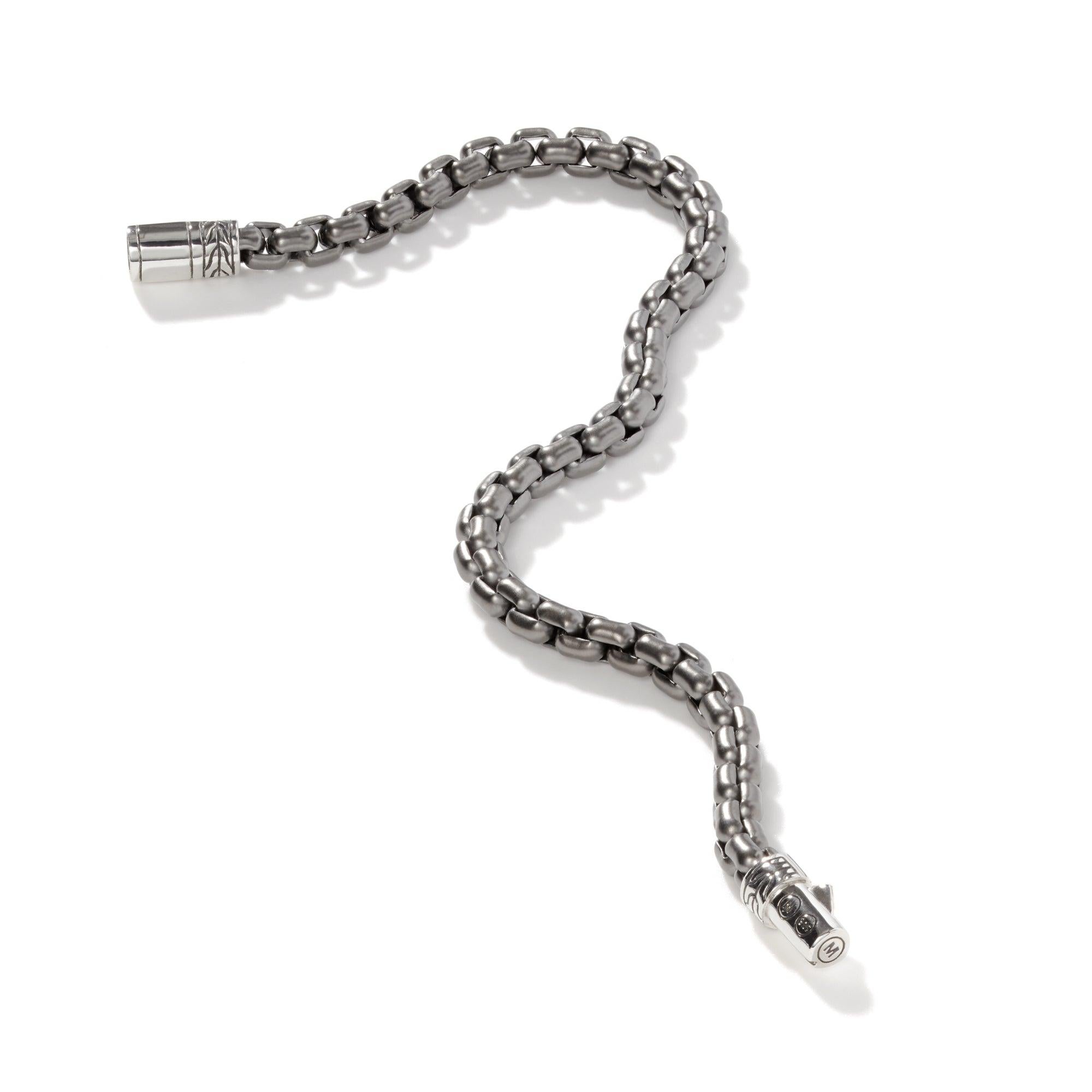 Esta pulsera de plata rodiada negra, con un diseño gráfico de cadena en forma de caja, es igual de elegante cuando se lleva sola o apilada.

Plata de ley
Rodio negro
La pulsera mide 4,8 mm de ancho
Cierre de empuje