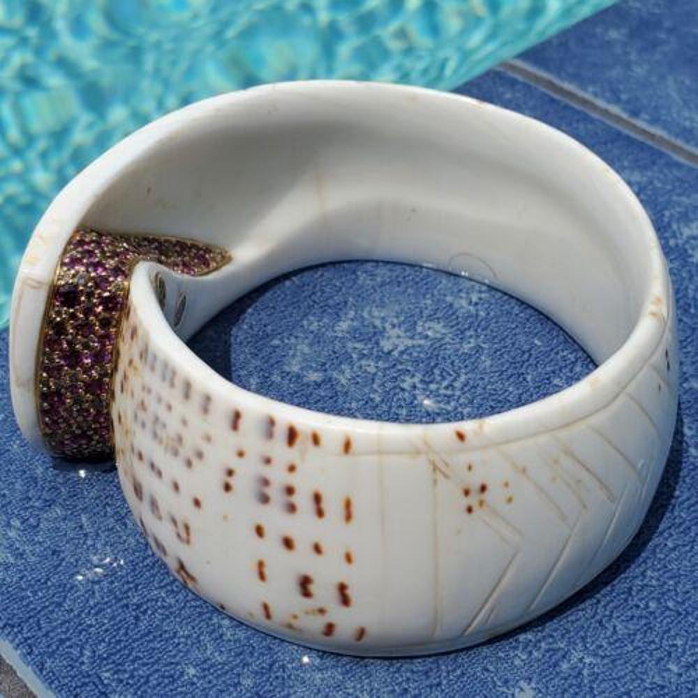 John Hardy Pulsera Brazalete Concha Cinta Oro 18k Diamante Zafiro Guy Bedarida.

Aquí tenemos posiblemente uno de los objetos más raros y exclusivos que puedas encontrar de la Colección John Hardy Cinta de Guy Bedarida.

Esta impresionante pulsera