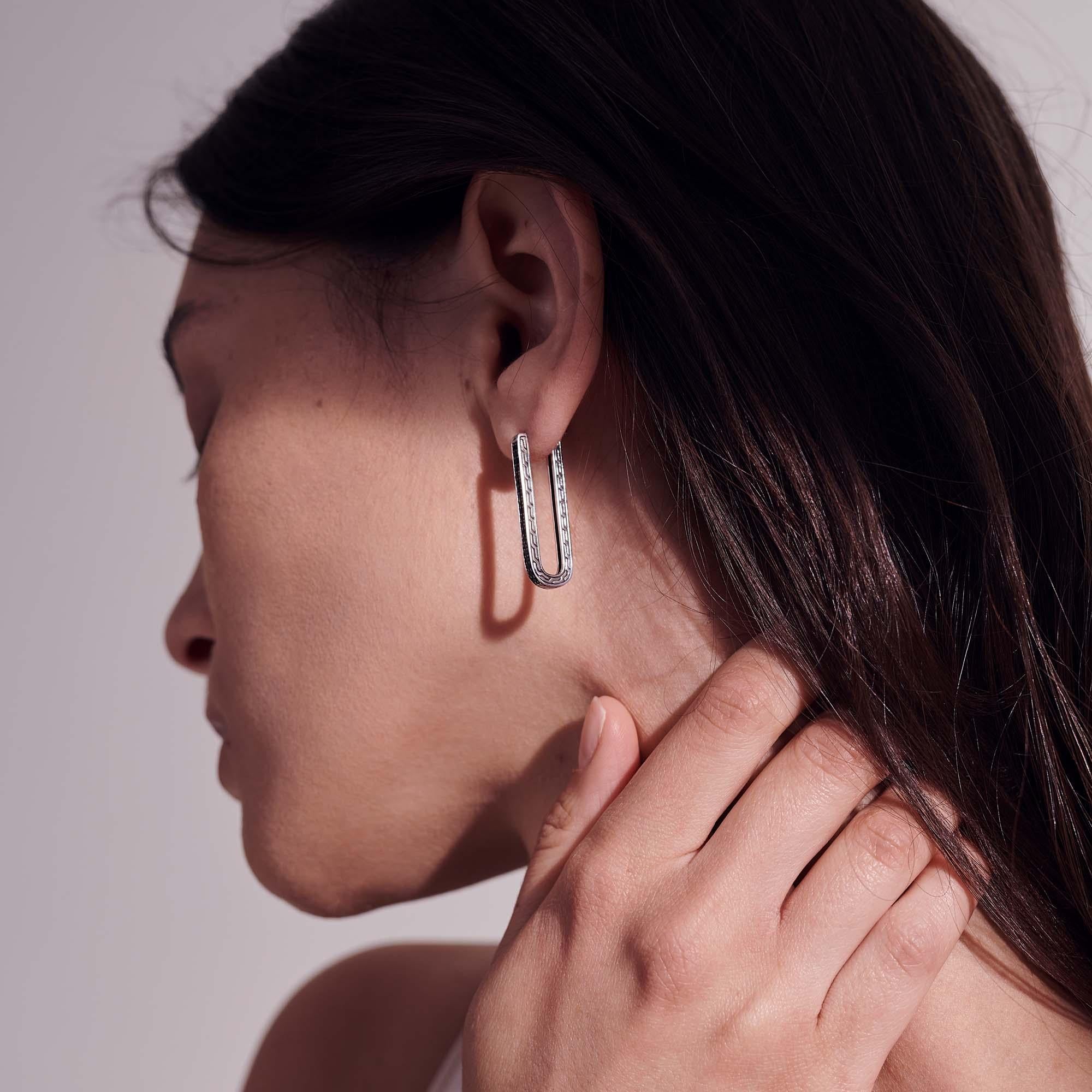 Style No.: EBS9008234BLS
Metal: Sterling Silver
Hoop Dimensions: 30.5MM x 2.5MM
Setting: Pave
Closure: Snap Lock