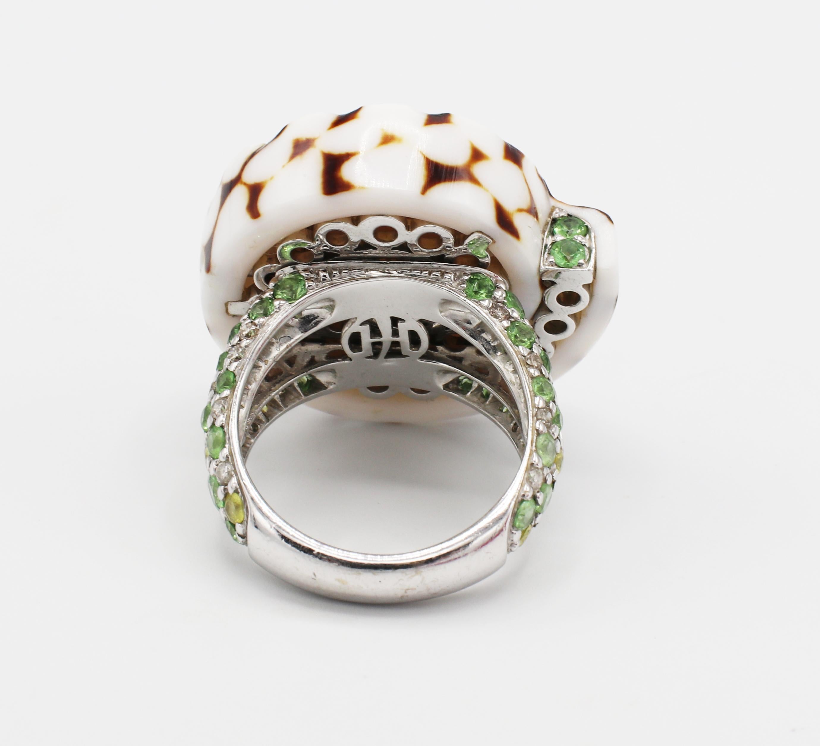 John Hardy Cinta Kollektion Cocktail-Ring aus Marmor mit Muschelschalen-Diamant und Saphir (Rundschliff)