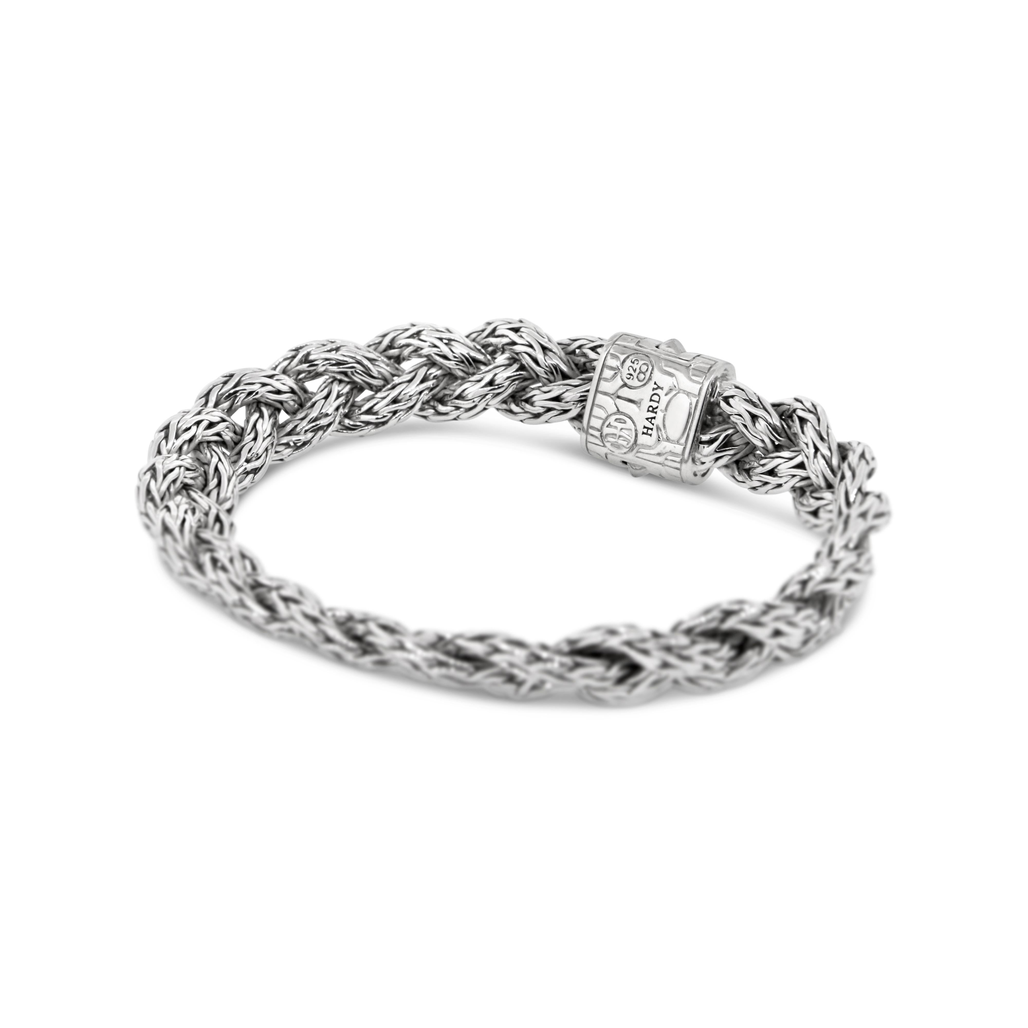 Sterlingsilber
Schwarzer Saphir wird behandelt
Can für Handgelenke bis zu 7 Zoll
Breite: 8,5 mm
Gesamtgewicht: 31 Gramm