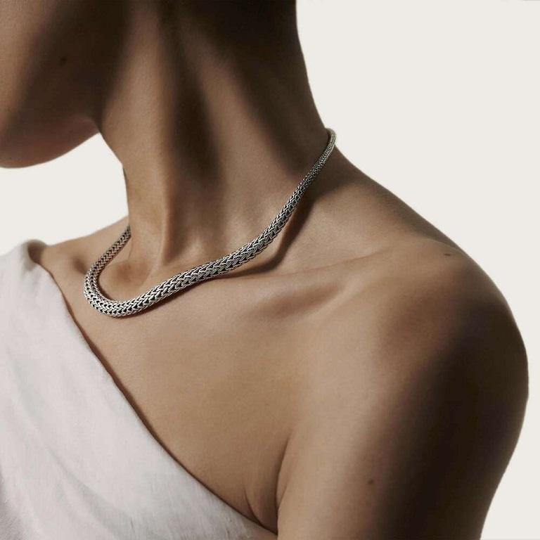 Resting at the perfect spot on your neckline, this John Hardy necklace from the Classic Chain collection offers a bold look. Crafted in the classic chain design, this necklace graduates from 5mm of thickness at the ends to 13mm wide in the middle.