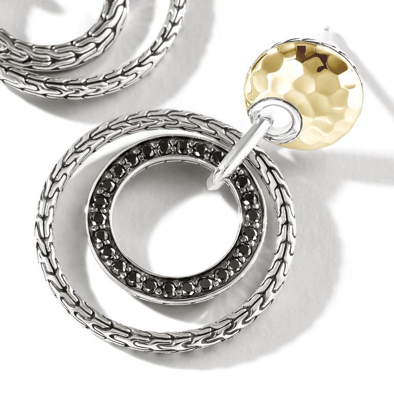 Dropping gracefully along your face, these Classic Chain earrings by John Hardy show off a two-tone coloration. The 18k gold hammered disc holds the sterling silver drop hoops that accentuate the earrings. Finished off with radiating treated black