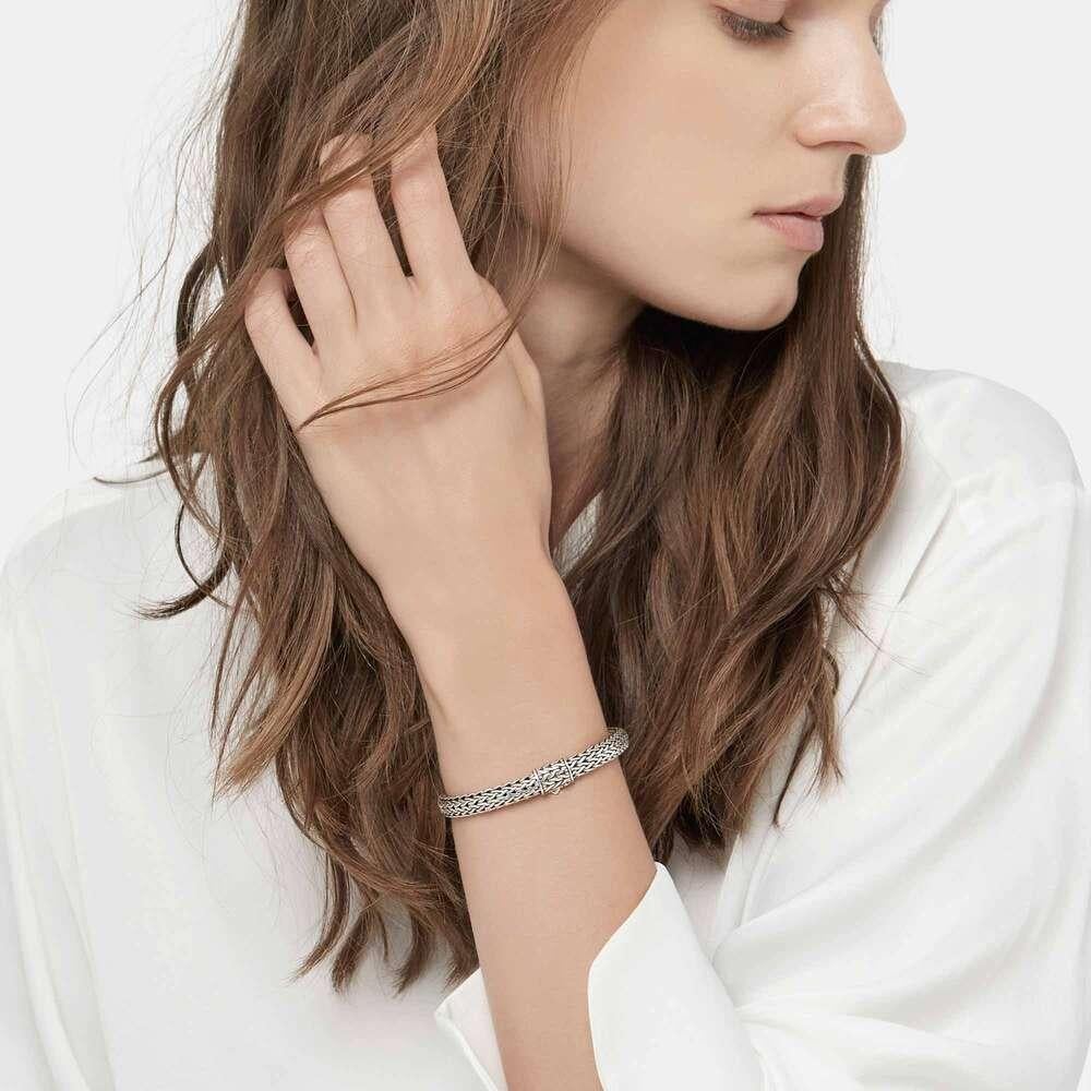 Argento
Il bracciale è largo 6,5 mm
Chiusura a pressione
Taglia grande
BB904CXL