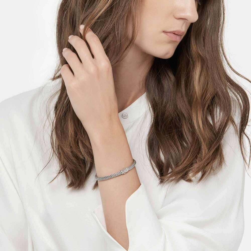 Pulsera de cadena clásica John Hardy.
Plata de ley
La pulsera mide 5 mm de ancho
Talla Mediana 
Cierre de empuje
BB96CXM

