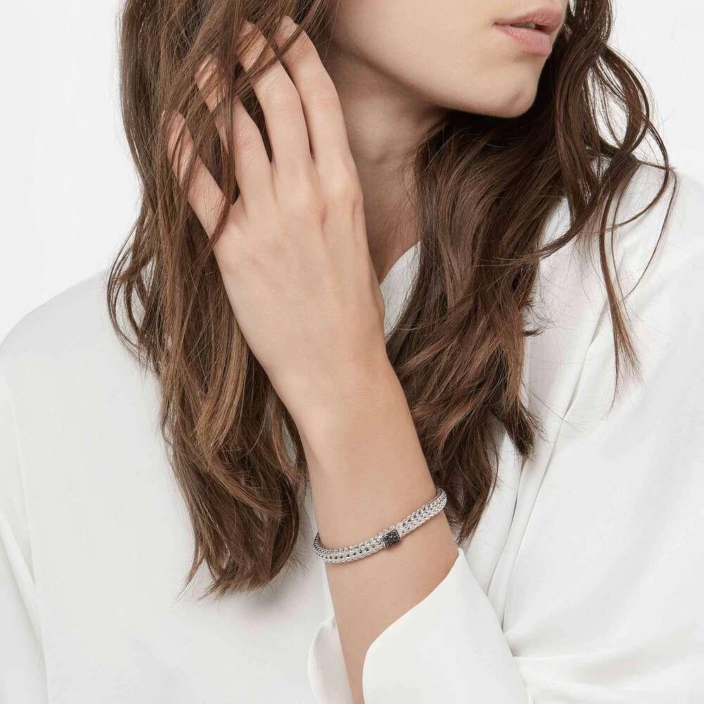 Bracciale classico a catena John Hardy con zaffiro nero.
Argento
Zaffiro nero
Il bracciale è largo 6,5 mm
Dimensione Media
Chiusura a pressione
BBS9042BLSXUM