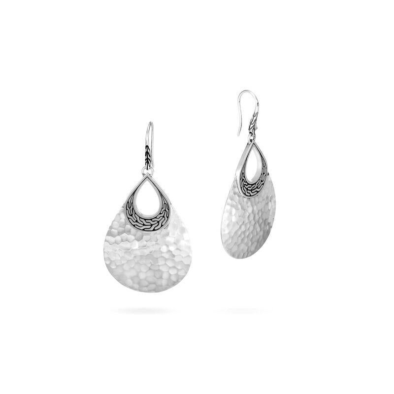 A symbolic expression of connection, our quintessential Classic Chain honors the Balinese tradition of handweaving. When combined with energetic stones, these earrings embody both strength and togetherness.
Sterling Silver
Earring measures 59mm