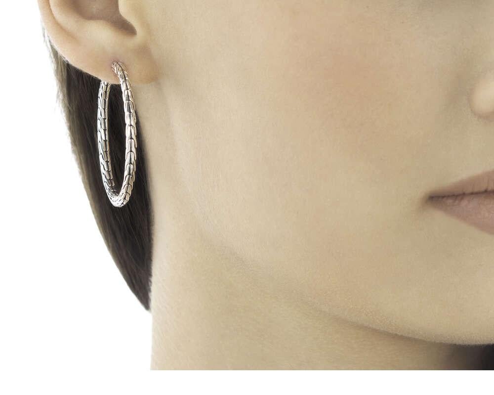 John Hardy Classic Chain Medium Hoop Earring.
Sterling Silver
Earring measures 34mm in diameter
EB99254