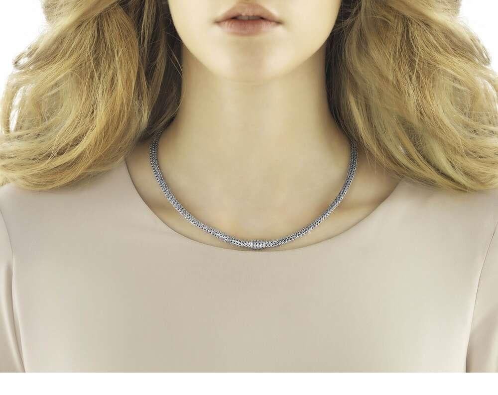 Collana a catena classica di John Hardy.
Argento
La collana misura 5 mm di larghezza
Misura 18 pollici
Chiusura a pressione
NB96CX18