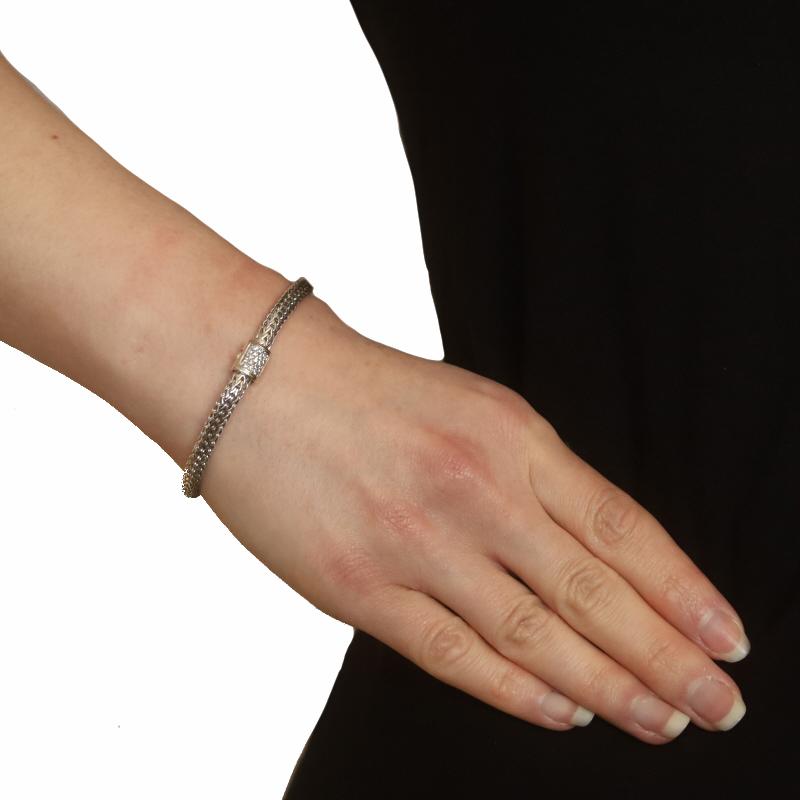 Verkaufspreis: $995

Marke: John Hardy
Collection'S: Klassische Kette
Design/One: Pavé-Schließe

Metall Inhalt: Sterling Silber & 18k Gelbgold

Informationen zu Stein
Natürliche Diamanten
Karat(e): .18ctw
Schliff: Runder Brillant

Karat gesamt: