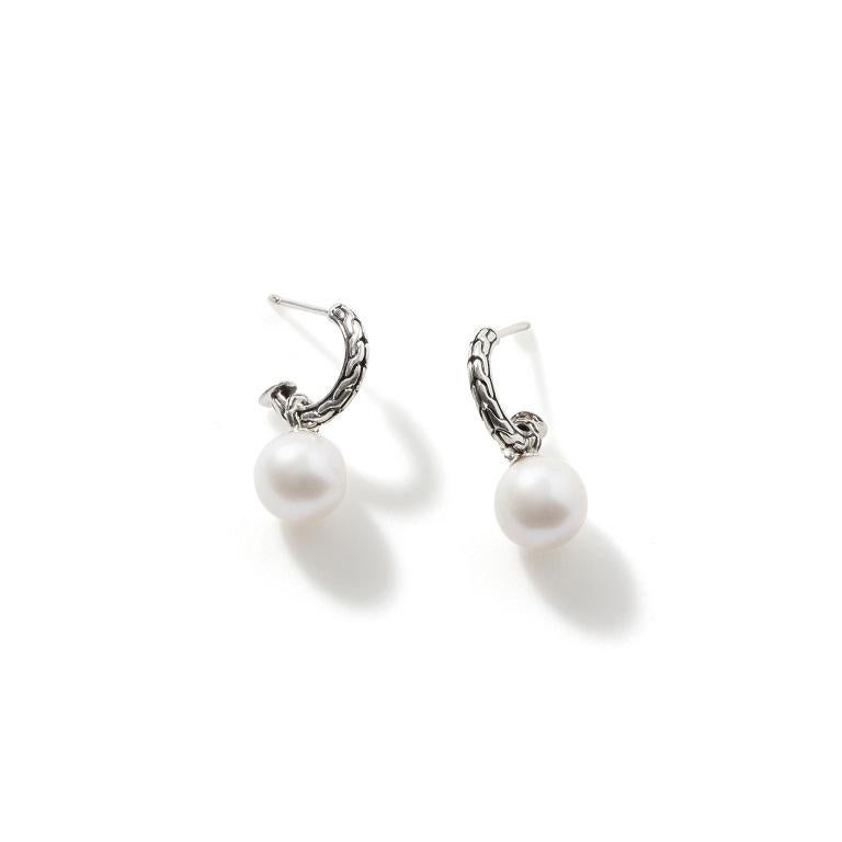 Classic sterling silver huggie earrings from the Classic Chain collection displaying a 9.5-10mm fresh water pearl drop in the center.

Metal: 925-Sterling Silver
Drop Length: 24.5mm
Closure: Post Back
Stone: Cultured Fresh Water Pearl
EB90665