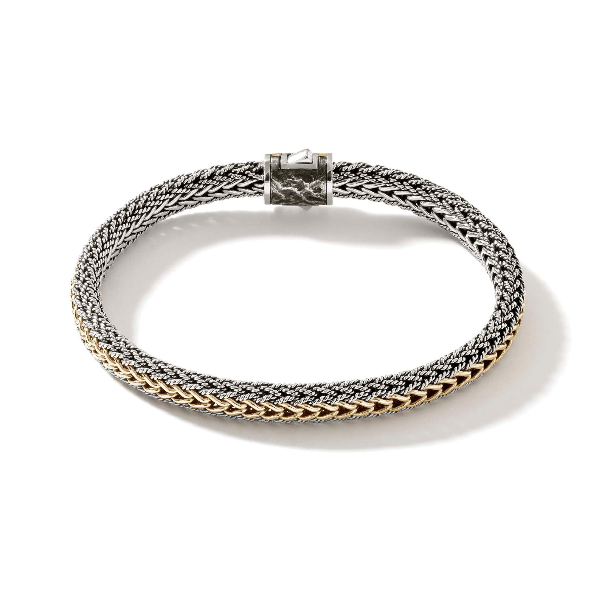 Due look in uno: questo bracciale John Hardy Classic Chain può essere indossato sia con il lato in argento sterling che con il lato bicolore. Realizzato in argento sterling e oro giallo 18 carati, questo bracciale misura 7 mm di larghezza e si