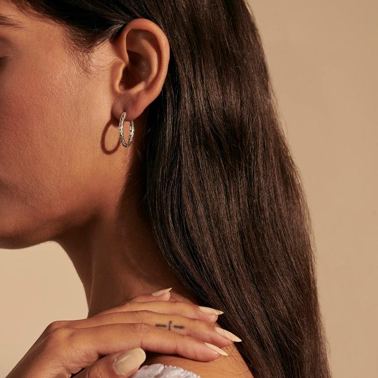 Handcrafted in Bali, sterling silver classic chain 20mm hoop earrings made by John Hardy. These hoop earrings offer an elegant look and are perfect for any occasion.

Material: Sterling Silver
Dimensions: 20mm x 15mm
Closure: Snap Lock
EB900369