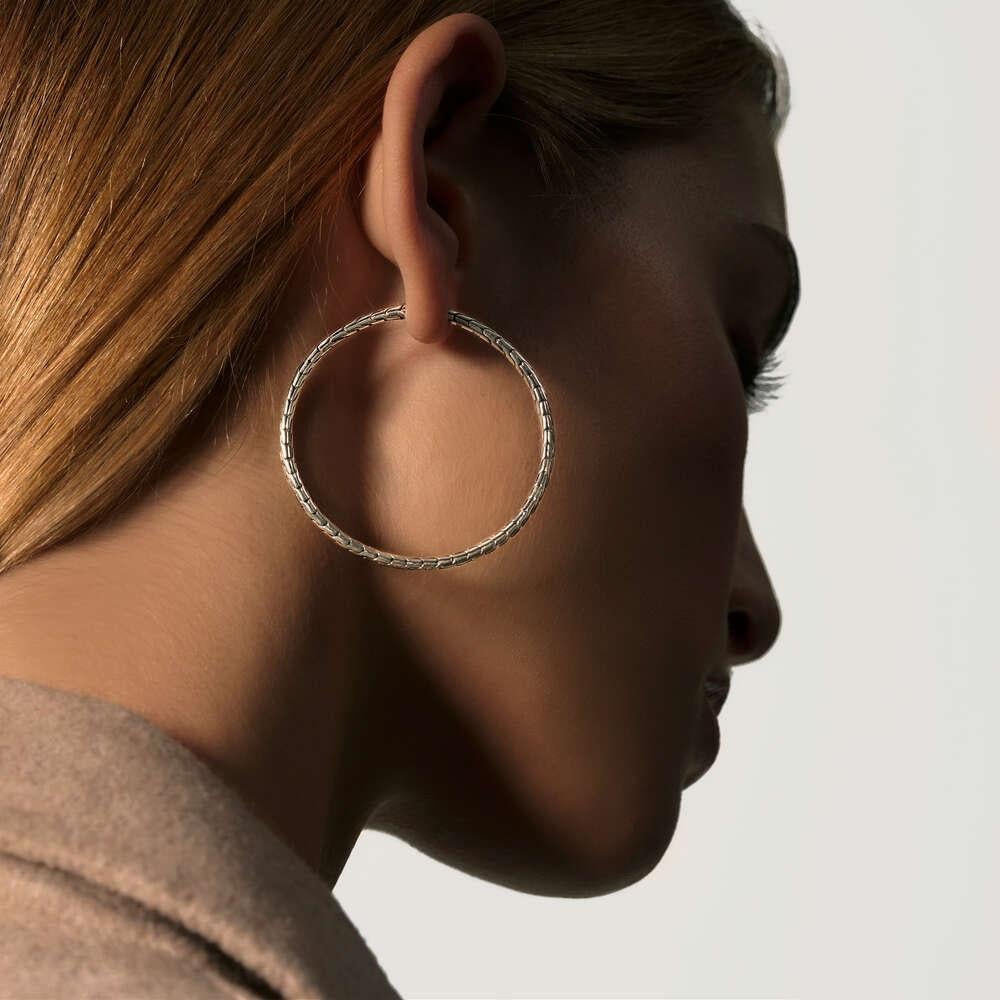 John Hardy Classic Chain Silver Large Hoop Earrings.
Sterling Silver
Earring measures 45mm in diameter
Post Back
EB90374