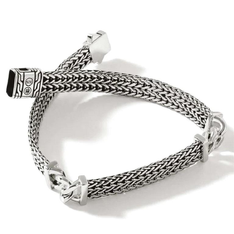 Dieses Armband aus Sterlingsilber von John Hardy verbindet auf einzigartige Weise zwei Kettengrößen für einen frischen und modernen Look.

- Sterling Silber
- Breite: 6MM
- Größe: Universal Groß
- Druckknopf-Verschluss
- BU900948XUL

