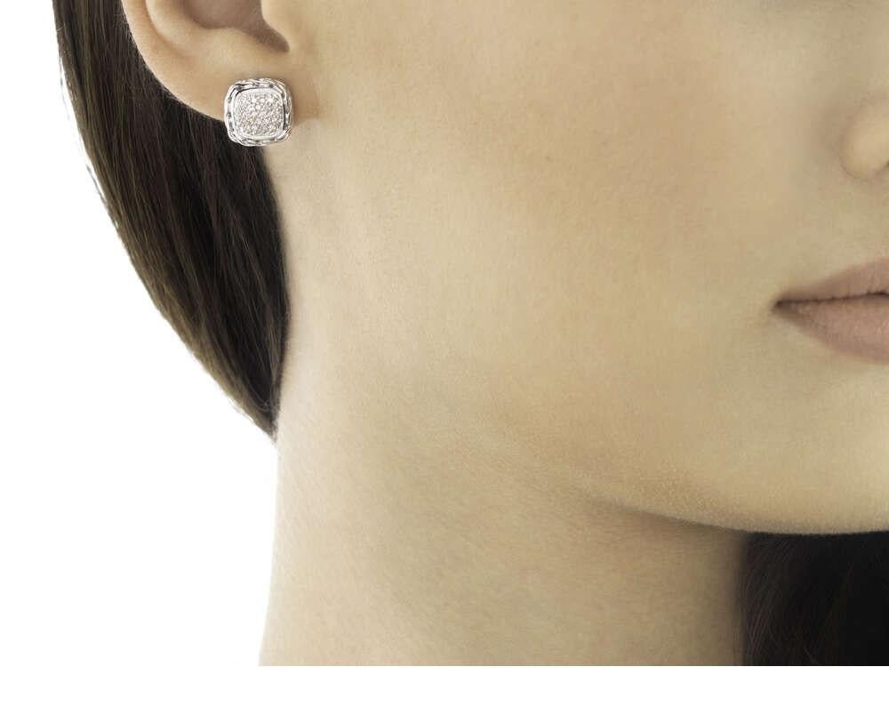 John Hardy Classic Chain Stud Earring with Diamonds.
Sterling Silver
White Diamond
Earring measures 12mm x 12mm
Post Back
EBP92372DI