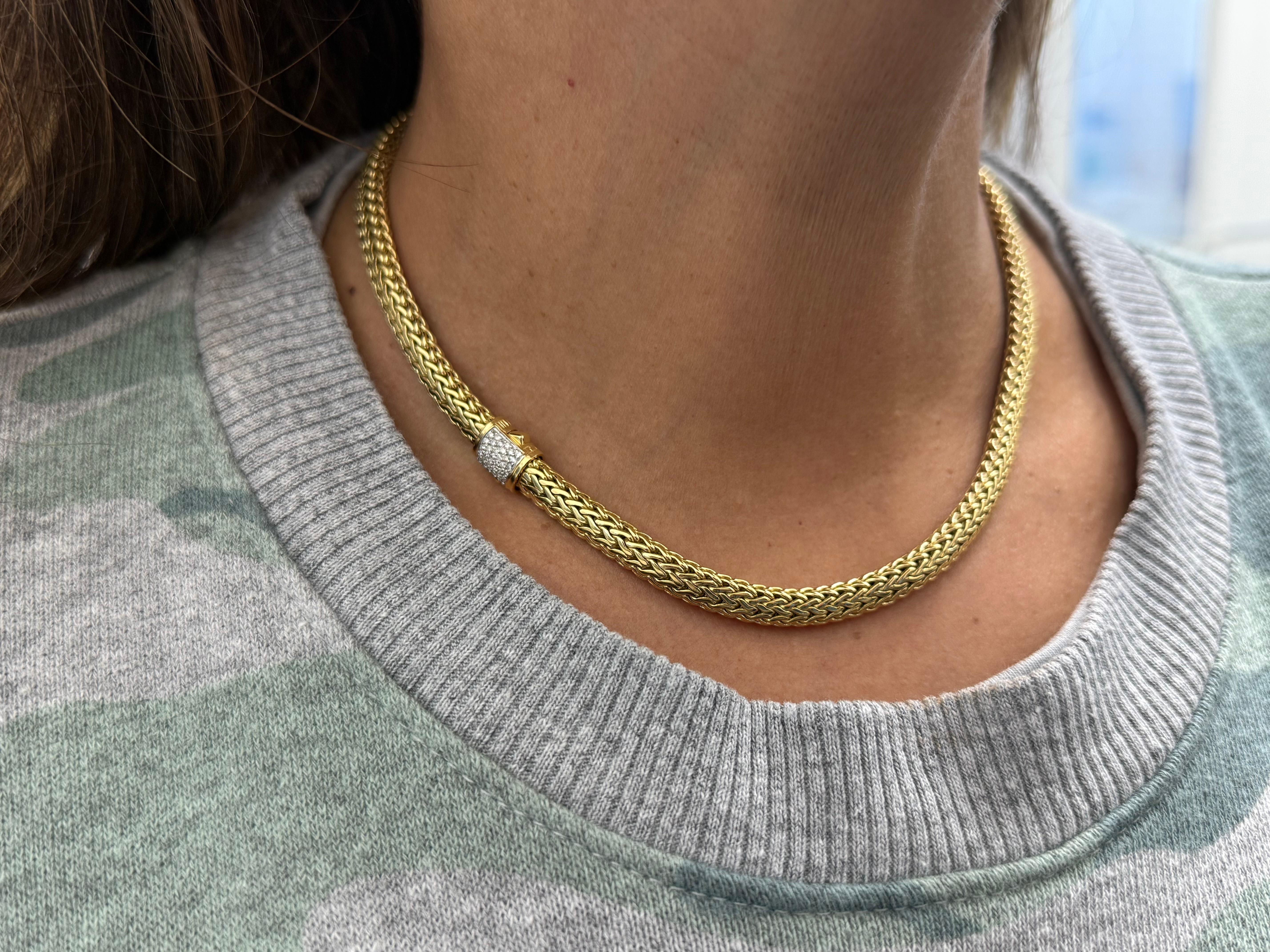 Collar de cadena tejida de oro amarillo macizo de 18 quilates 100% auténtico de John Hardy en perfecto estado.
El collar mide aprox. 6 mm de ancho y 16