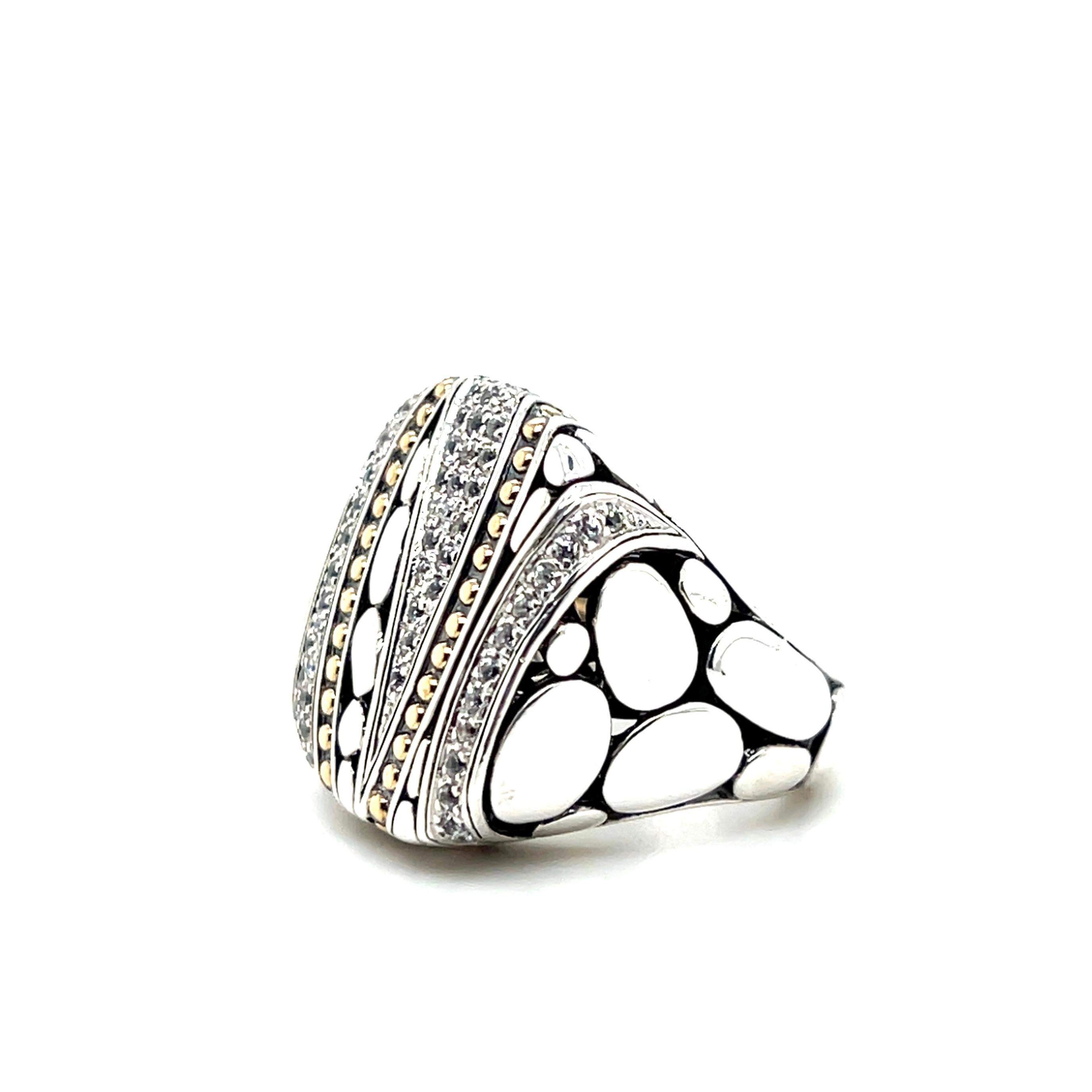 Un anello contemporaneo del celebre designer John Hardy che mette in mostra la sua firma artigianale. Questo anello a forma di cupola è caratterizzato da argento sterling lucido e stratificato con accenti in oro giallo da 18 carati, creando un ricco