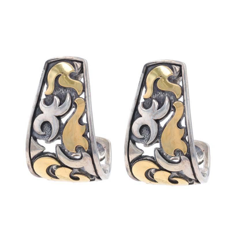 Marque : John Hardy
Collectional : Dayak
Design :  Cerceau de selle

Contenu du métal : Argent sterling et or jaune 22k

Style : J-Hoop
Type de fermeture : Fermeture papillon
Caractéristiques : Design/One

Mesures

Haut : 1 1/16
