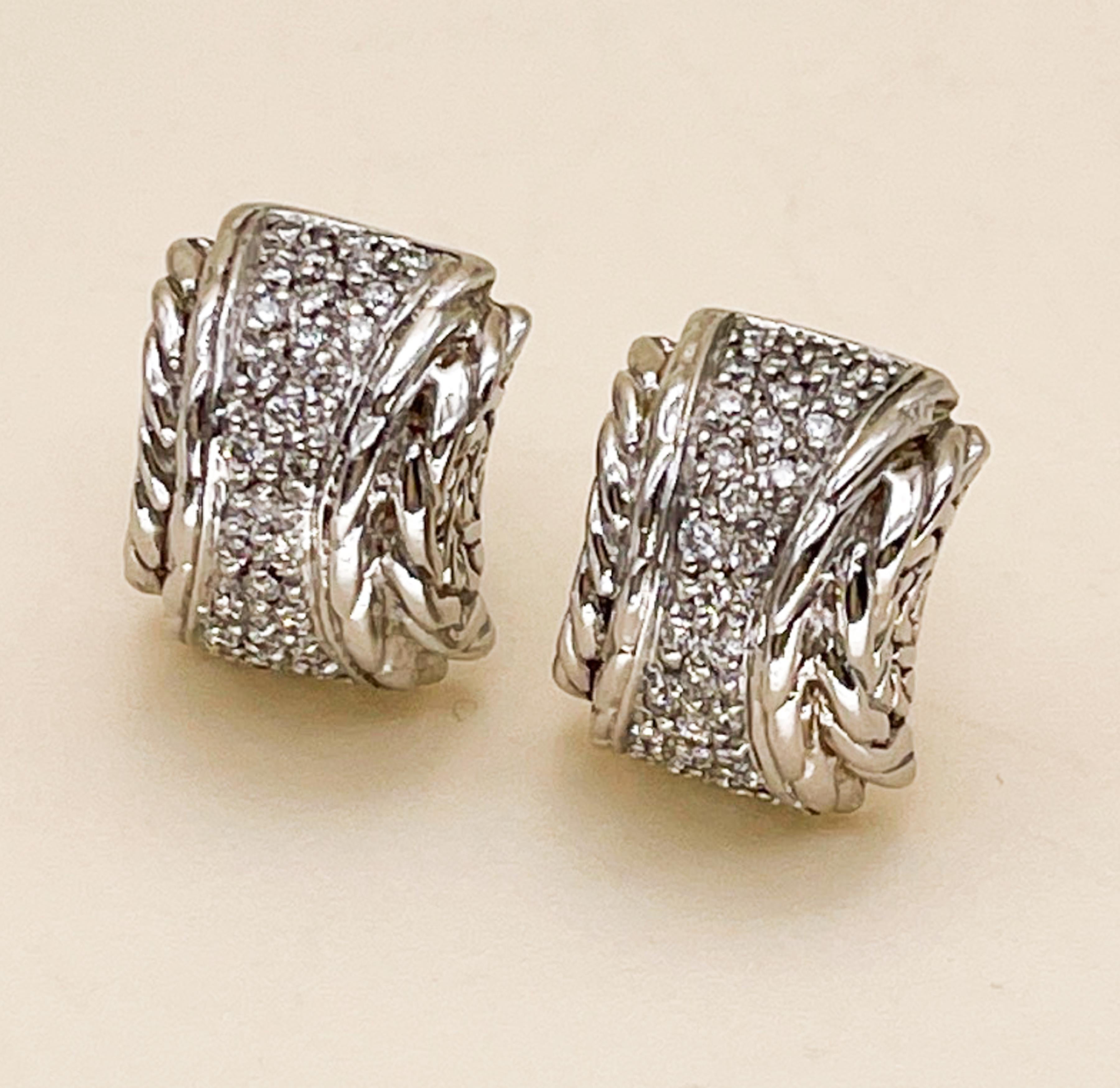 John Hardy kuppelförmige Diamant-Ohrstecker

Gezeichnet: Sterling und 18K.  
Pave