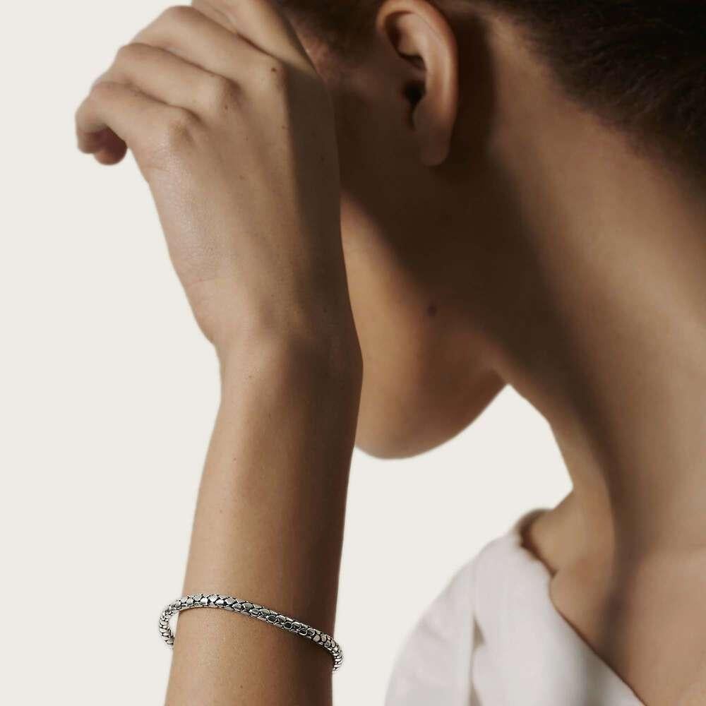 Sterlingsilber
Armband ist 4,5 mm breit
Armband Klein
Druckknopf-Verschluss 
BB34386XS
