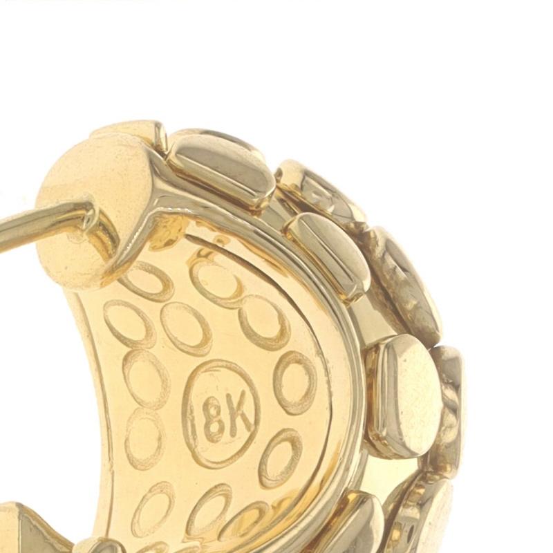 Verkaufspreis: $3000

Marke: John Hardy
Collection'S: Dot
Entwurf: Buddha-Bauch

Metallgehalt: 18k Gelbgold

Stil: Huggie Hoop
Verschlusstyp: Omega-Verschlüsse
Merkmale: Wenn sie in Bewegung sind, bewegen sich die drei mittleren Reihen der Punkte