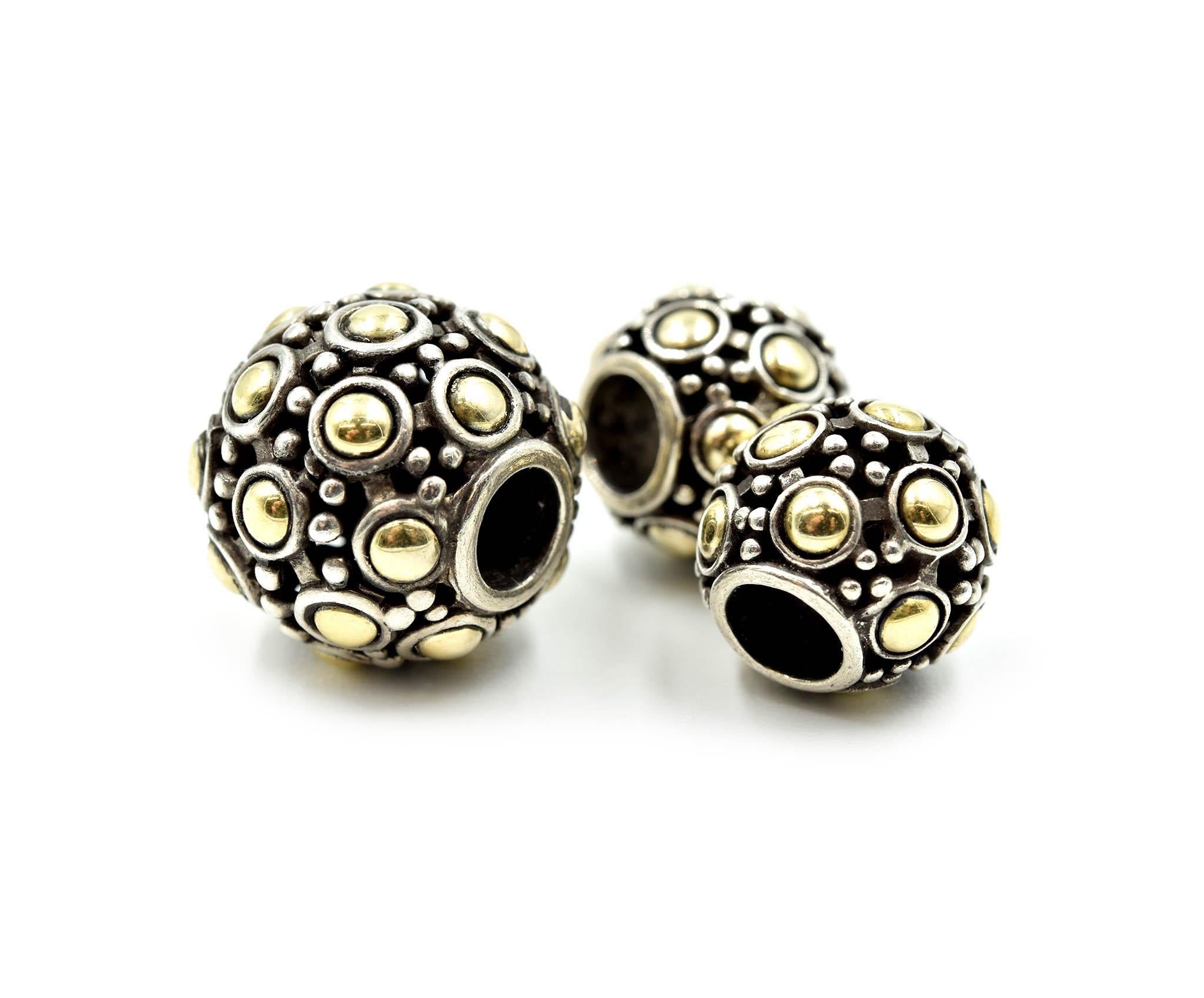 Designer: John Hardy
Collezione: Collezione Dot Dot
Materiale: argento sterling e oro giallo 18k
Dimensioni: i ciondoli sono semi-arrotondati e misurano circa 3/4 - 1/2 pollice di diametro.  
Peso: 15,90 grammi
