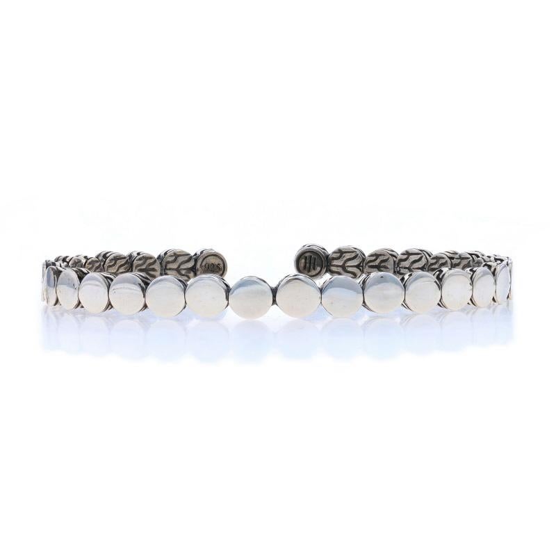 Einzelhandelspreis: $550

Marke: John Hardy
Collection'S: Dot
Design/One:  Flex-Armband

Metallgehalt: Sterling Silber

Stil: Manschette
Art des Verschlusses: N/A (gleitet über das Handgelenk)

Messungen
Innenumfang (einschließlich der Öffnung): 6