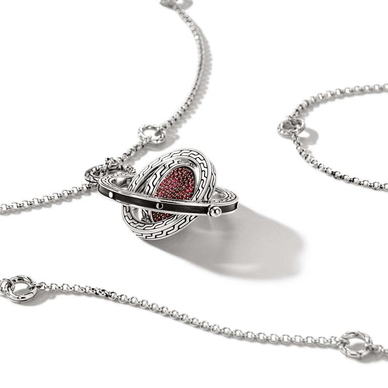 Diese schöne John Hardy Anhänger verfügt über ein Zentrum von schwarzen Saphiren. Die Kette und der Anhänger sind aus hochwertigem Silber gefertigt. Dieses Stück ist komplett handgefertigt in Bali.

Farbe: Silber
MATERIAL: 925-Sterling Silber
Länge:
