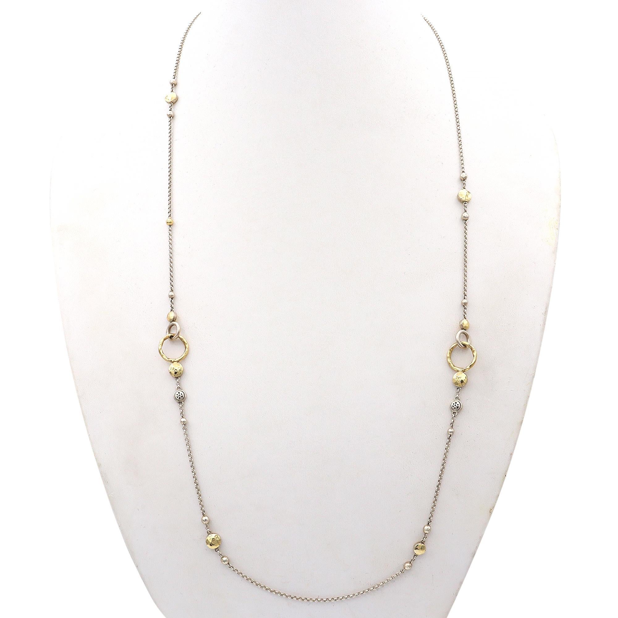 Eleganza nella tua collezione di gioielli con questa splendida collana di John Hardy, una fusione perfetta di eleganza e maestria. Realizzato in argento sterling e oro giallo 18 carati, questo capolavoro presenta anelli d'oro intrecciati che