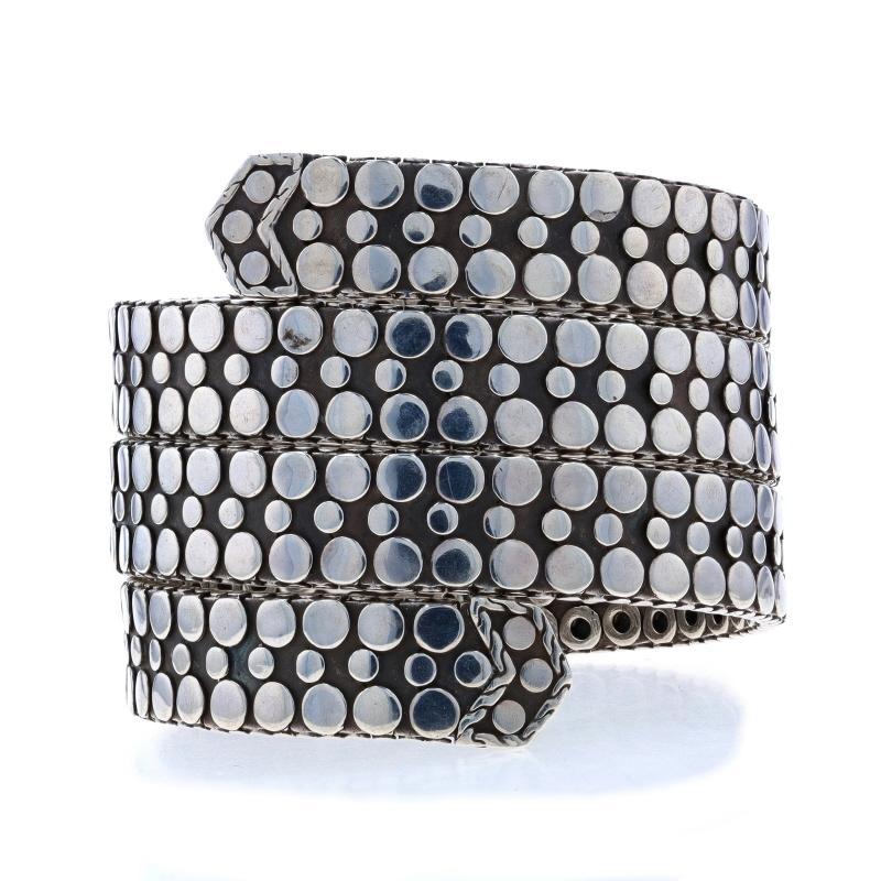 Marke: John Hardy
Collection'S: Dot
Design/One:  Triple Wrap

Metallgehalt: Sterling Silber

Stil: Wrap
Art der Befestigung: N/A (Spulen um das Handgelenk)
Merkmale: Strukturierte Detaillierung

Messungen

Innerer Umfang: 6 3/4