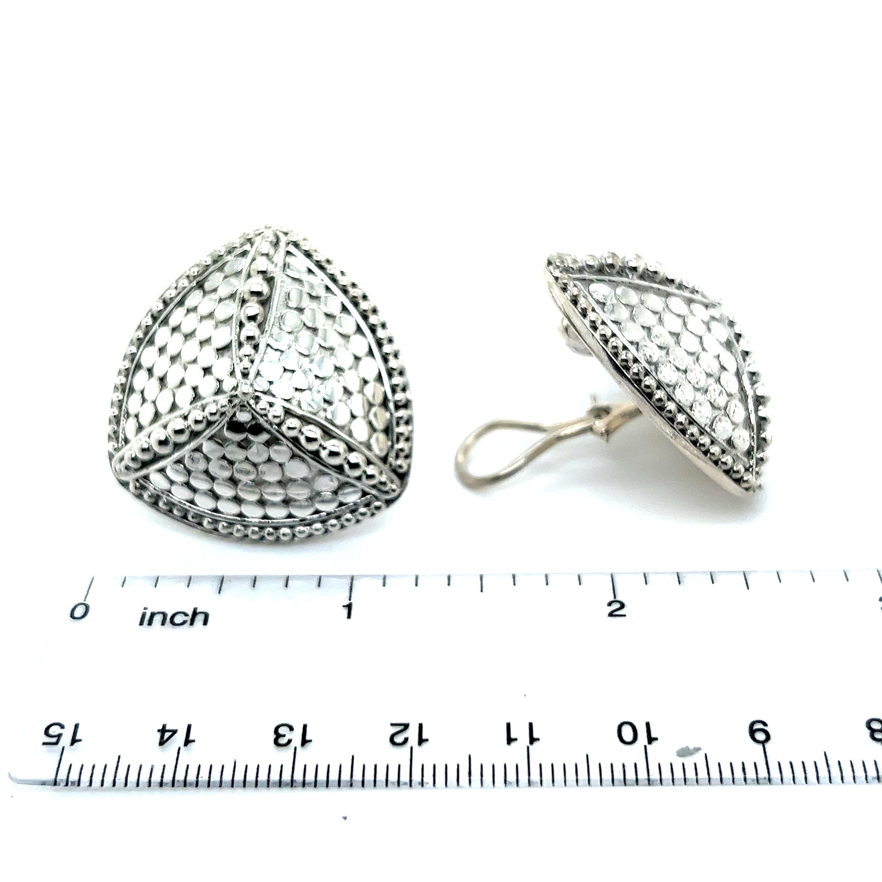 John Hardy Estate Clip-on Triangle Dot Earrings Silver JH50

TRUSTED SELLER SINCE 2002

PLEASE SEE OUR HUNDREDS OF POSITIVE FEEDBACKS FROM OUR CLIENTS!!

FREE SHIPPING!!

DETAILS
Style: Triangle Dot Earrings
Earrings: Clip-on
Weight: 27 Grams
Metal:
