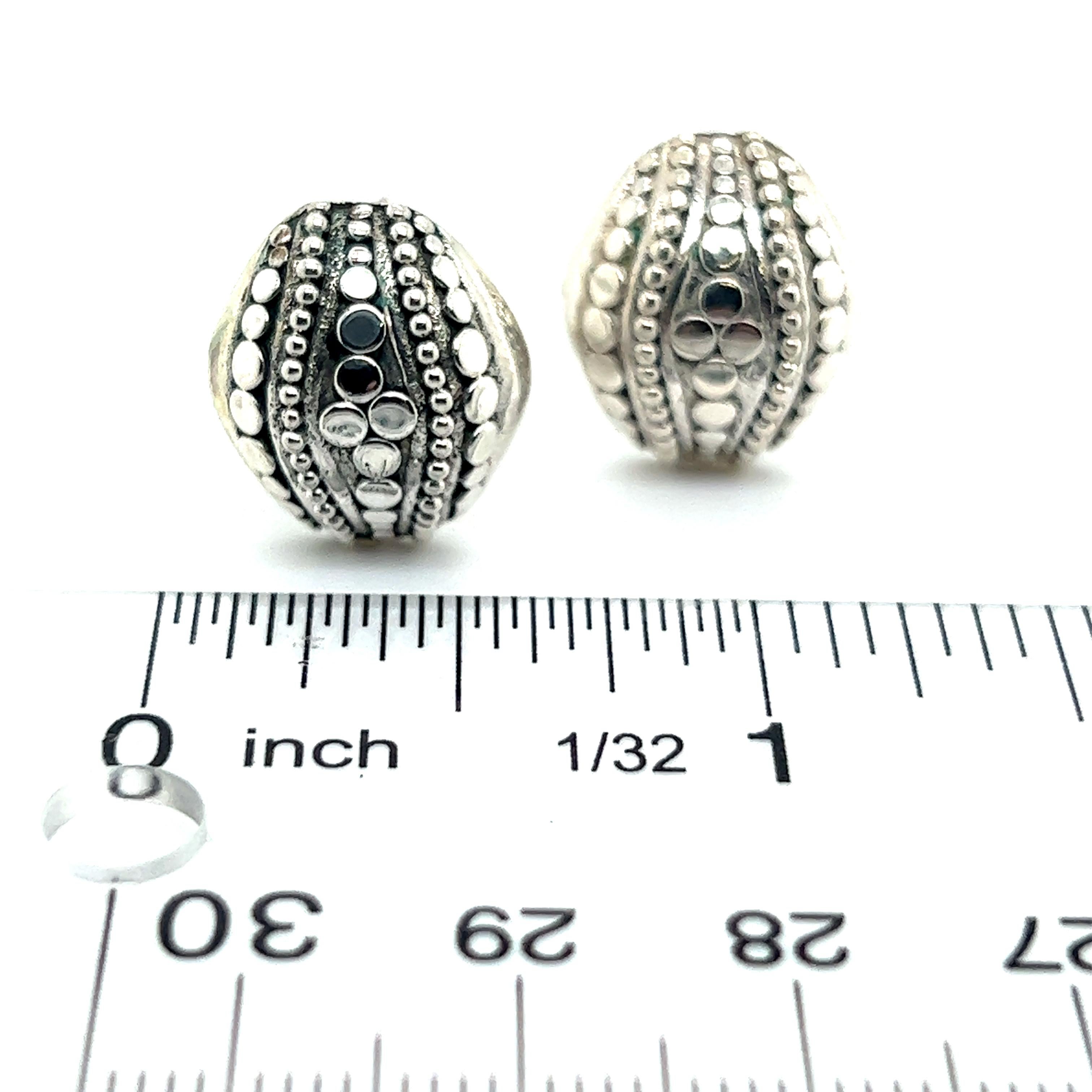 Authentic John Hardy Estate Jaisalmer Domed Dot Omega Back Earrings Silver JH62

TRUSTED SELLER SINCE 2002

PLEASE SEE OUR HUNDREDS OF POSITIVE FEEDBACKS FROM OUR CLIENTS!!

FREE SHIPPING!!

DETAILS
Style: Omega Back
Weight: 8.50 Grams
Jaisalmer