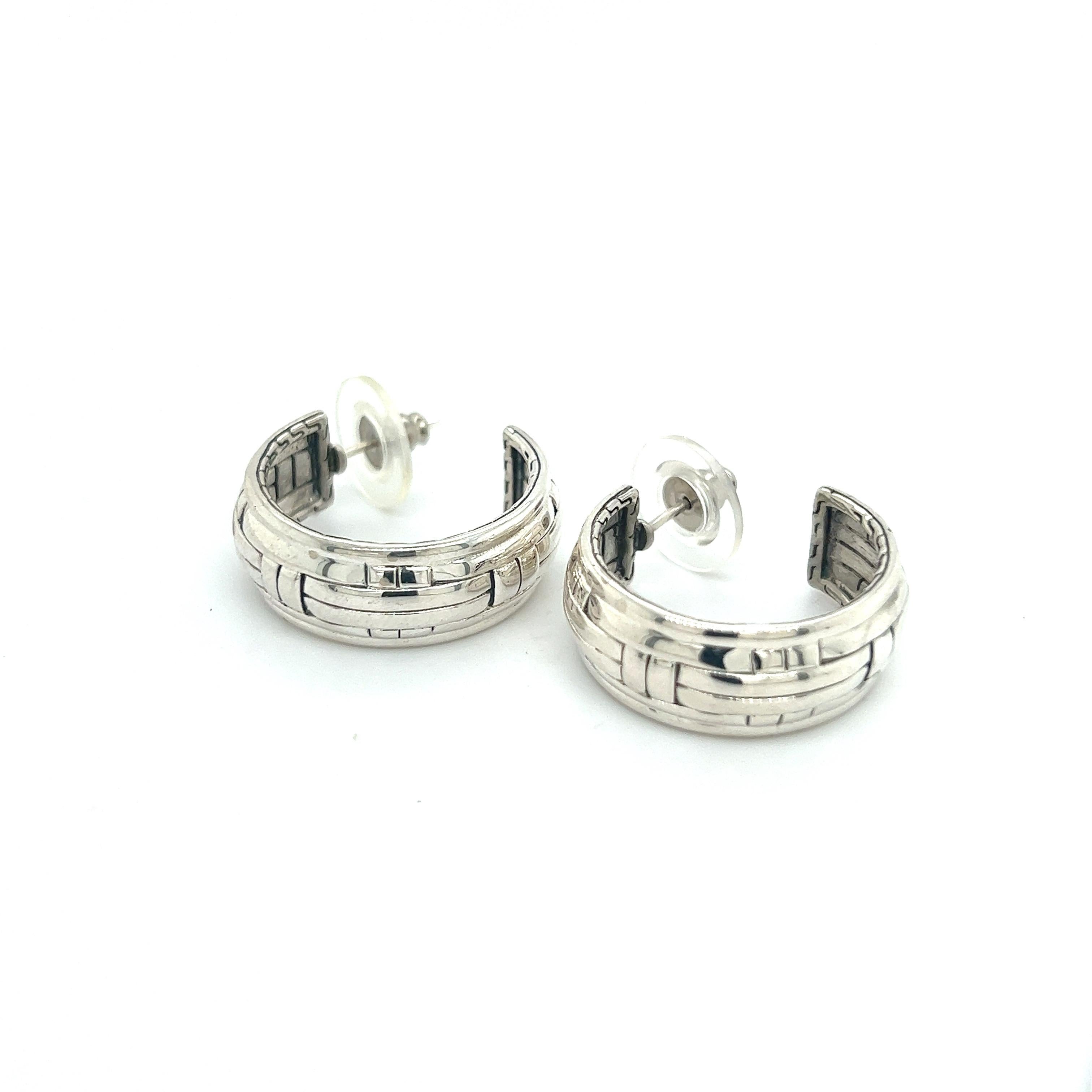 Authentic John Hardy Estate Ladies Hoop Earrings Silver JH53

TRUSTED SELLER SINCE 2002

PLEASE SEE OUR HUNDREDS OF POSITIVE FEEDBACKS FROM OUR CLIENTS!!

FREE SHIPPING!!

DETAILS
Style: Hoop Earrings
Hoop: 1 inch
Weight: 14 Grams
Metal: Sterling