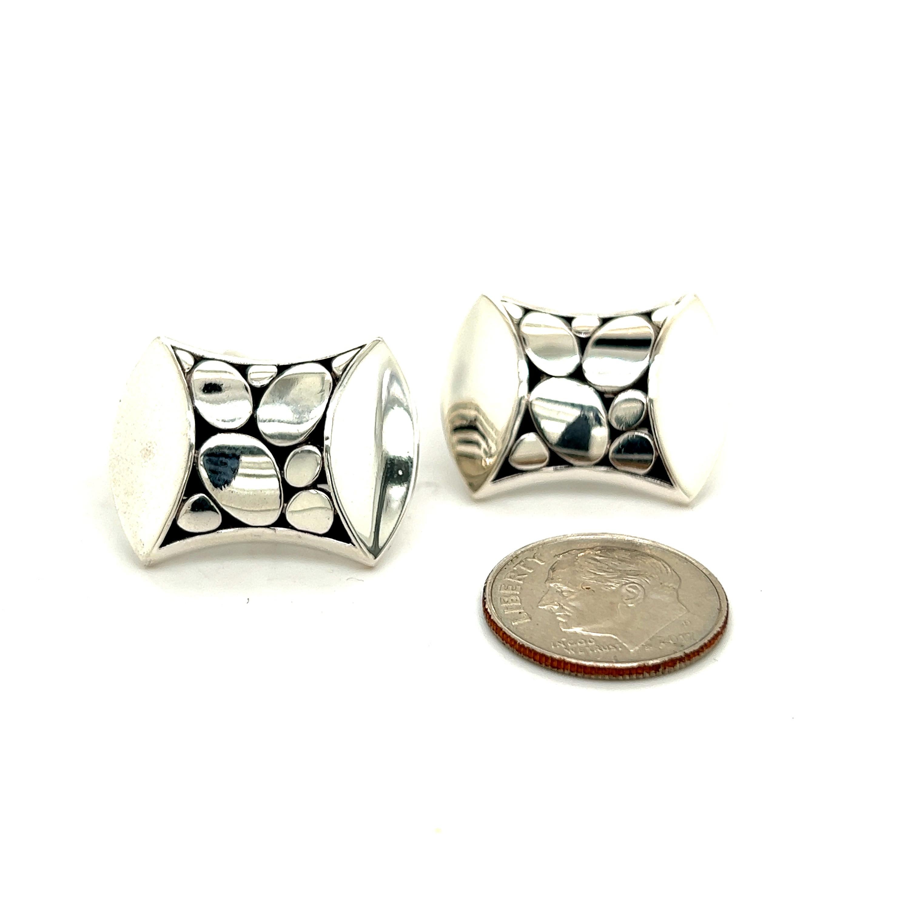 John Hardy Estate Mens Pebble Cufflinks Sterling Silver JH33

TRUSTED SELLER SINCE 2002

PLEASE SEE OUR HUNDREDS OF POSITIVE FEEDBACKS FROM OUR CLIENTS!!

FREE SHIPPING!!

DETAILS
Style: Pebble Cufflinks
Weight: 19.3 Grams
Metal: Sterling