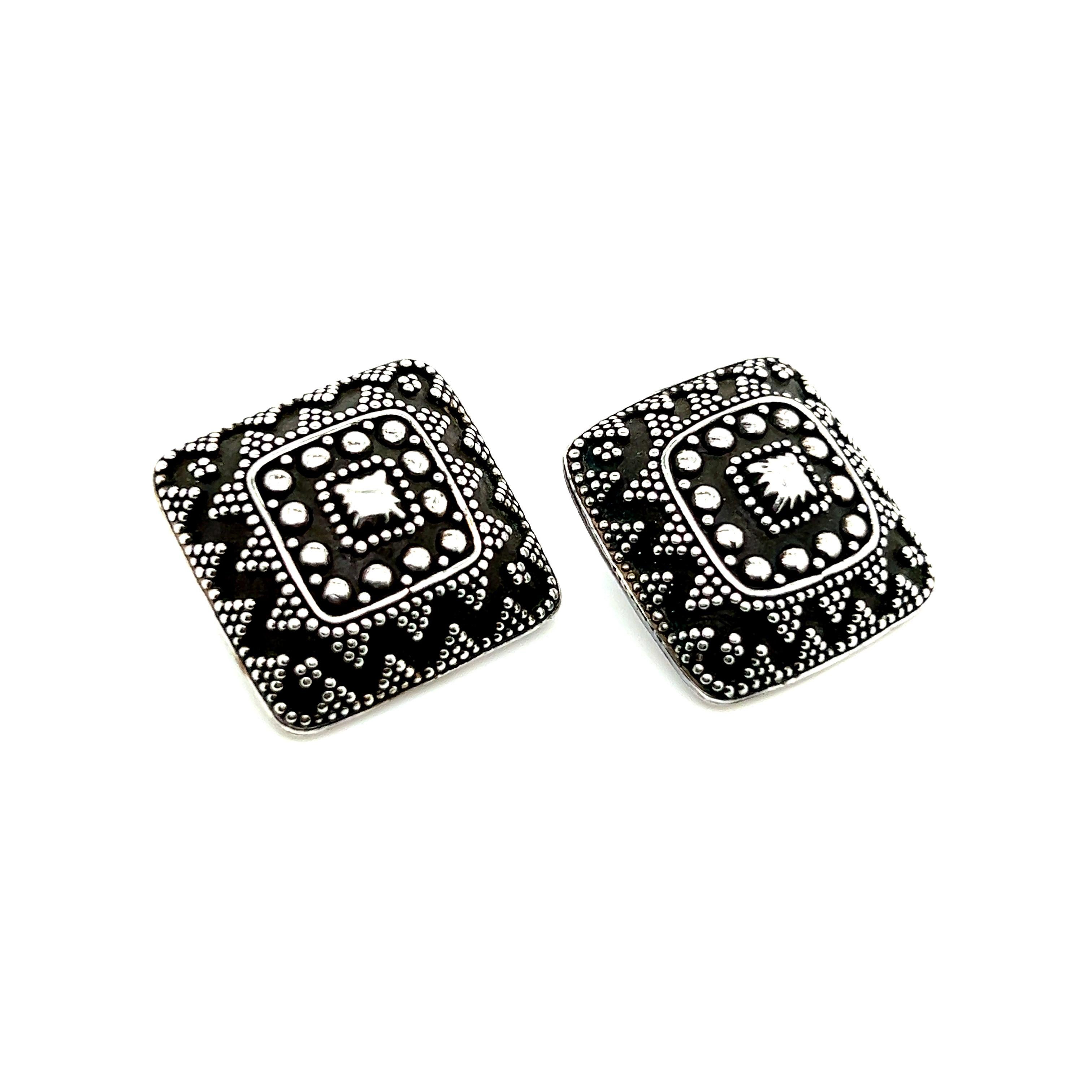 John Hardy Estate Square Ornate Clip-on Earrings Sterling Silver JH4

TRUSTED SELLER SINCE 2002

PLEASE SEE OUR HUNDREDS OF POSITIVE FEEDBACKS FROM OUR CLIENTS!!

FREE SHIPPING!!

DETAILS
Style: Square Ornate
Earrings: Clip-on
Weight: 12.7