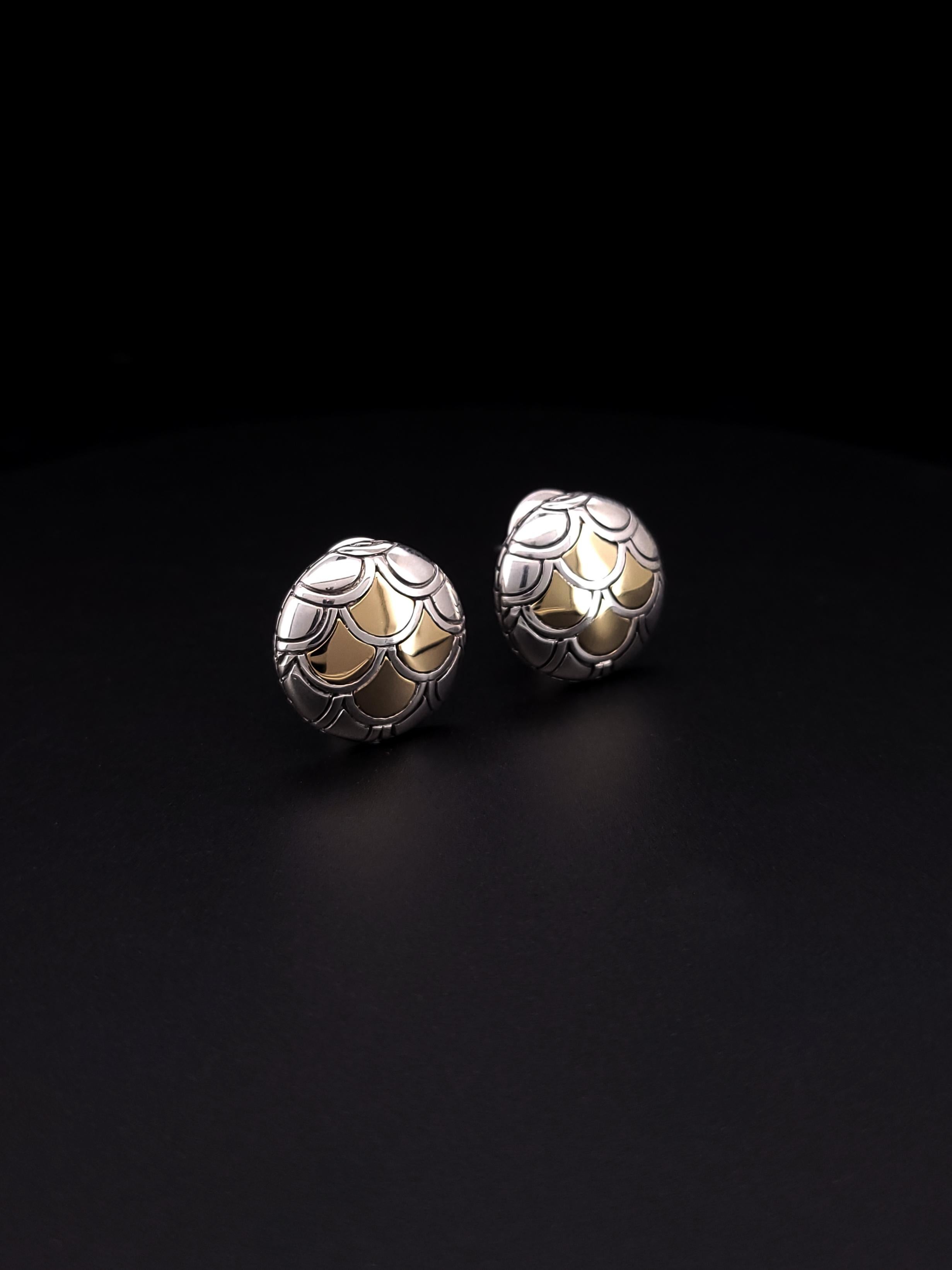 Elegant John Hardy two-tone clip on earrings in 18k yellow gold and sterling silver.

-Condition: Mint (please view images)
-Diameter: 17mm
-Thickness: 4.5mm
-Weight: 9.1 grams total