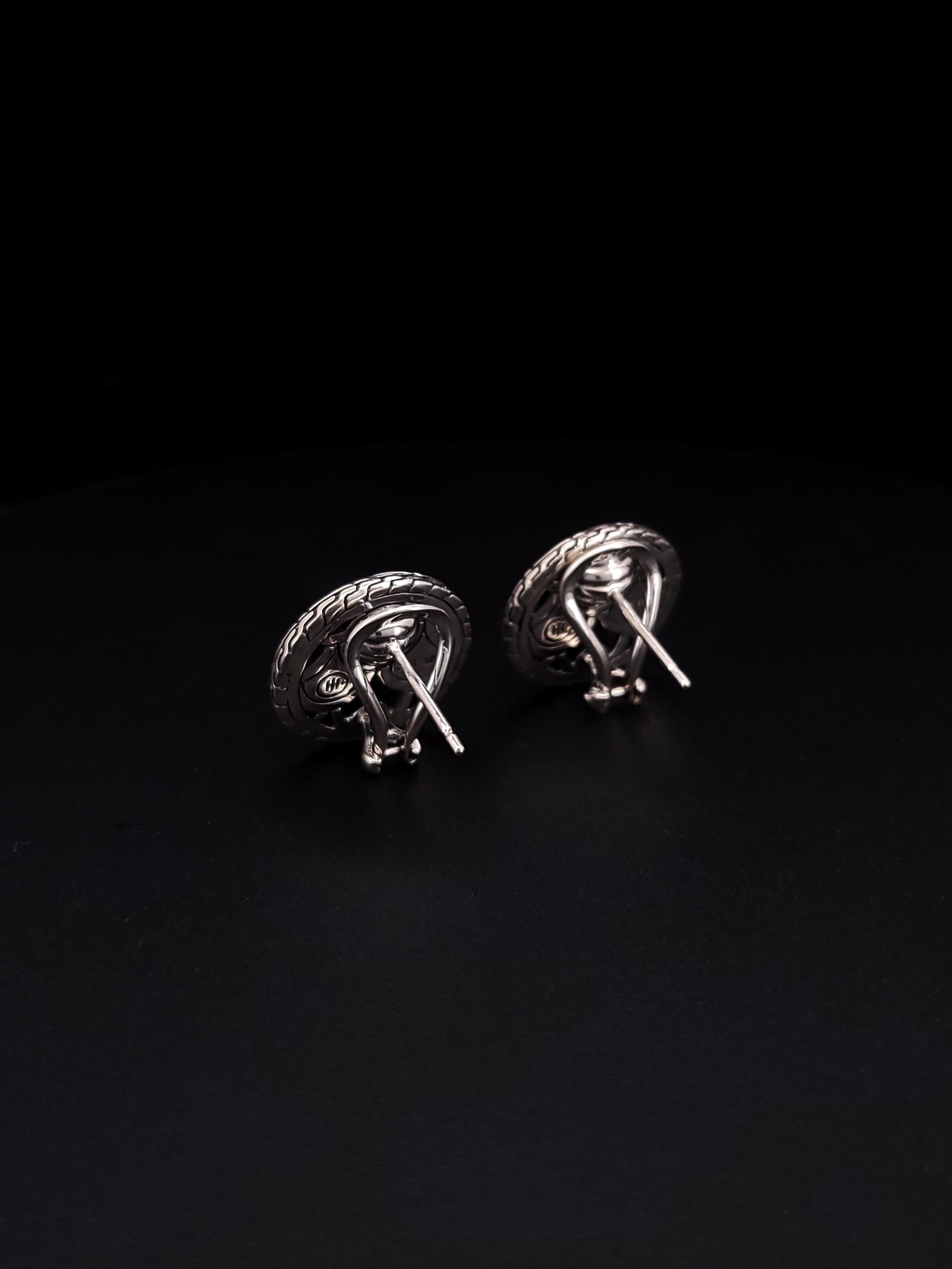 John Hardy Estate Two Tone Clip-On Earrings 18k Gold Silver In Excellent Condition For Sale In New York, NY