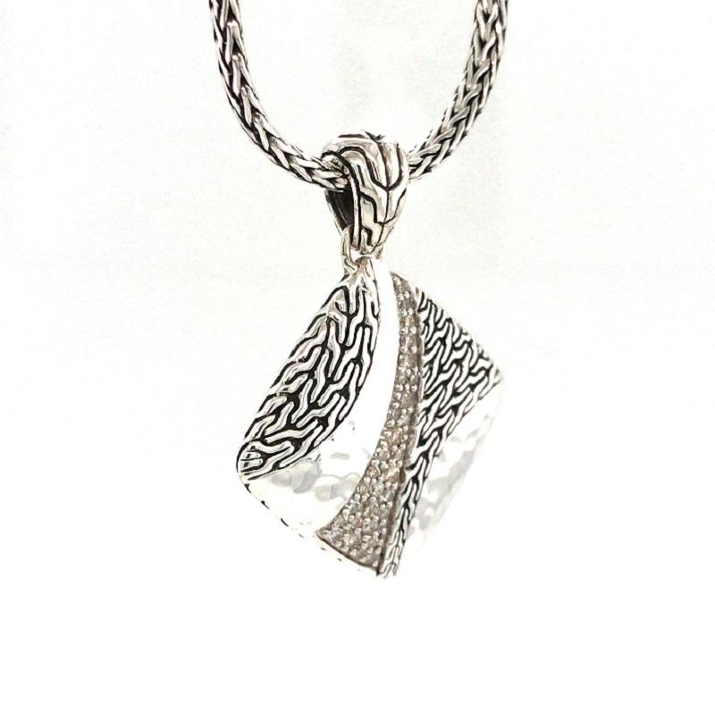 John Hardy, gehämmerte Silber-Diamant-Pavé-Halskette mit quadratischem Anhänger NBP9002392DIX18- im Zustand „Neu“ im Angebot in Wilmington, DE