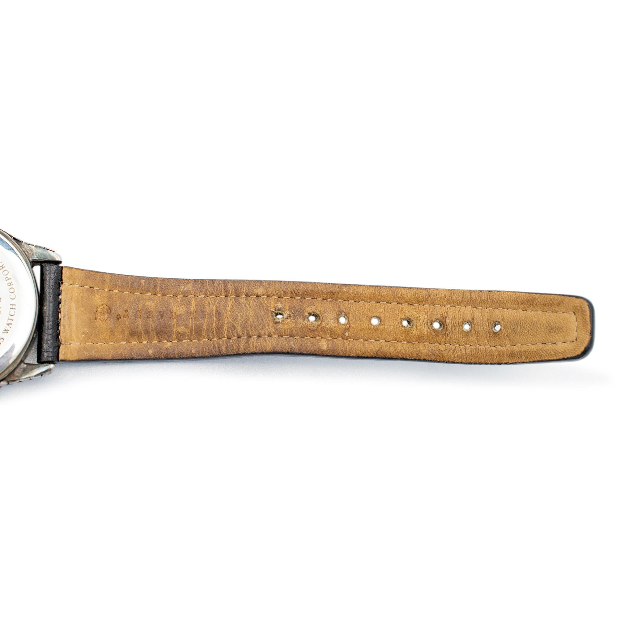 Marke: John Hardy

Länge: 8,50 Zoll

Durchmesser: 36,00 mm

Band Länge:8,5 Zoll

Breite des Bandes: 20 mm

Uhrwerk: Quarz 

Gewicht: 56,68 Gramm

Herrenuhr aus Schweizer Silber. Graviert mit 