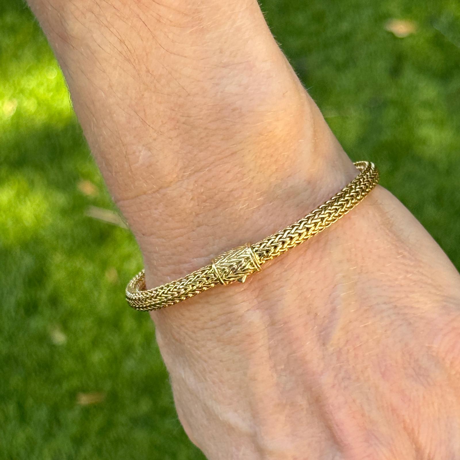 John Hardy Icon 5mm Armband aus 18 Karat Gelbgold. Das moderne Gliederarmband misst 7,5 Zoll in der Länge und ist mit JH 18K signiert. Gewicht: 26,75 Gramm. 

MINDESTBESTELLWERT: $6.300,00